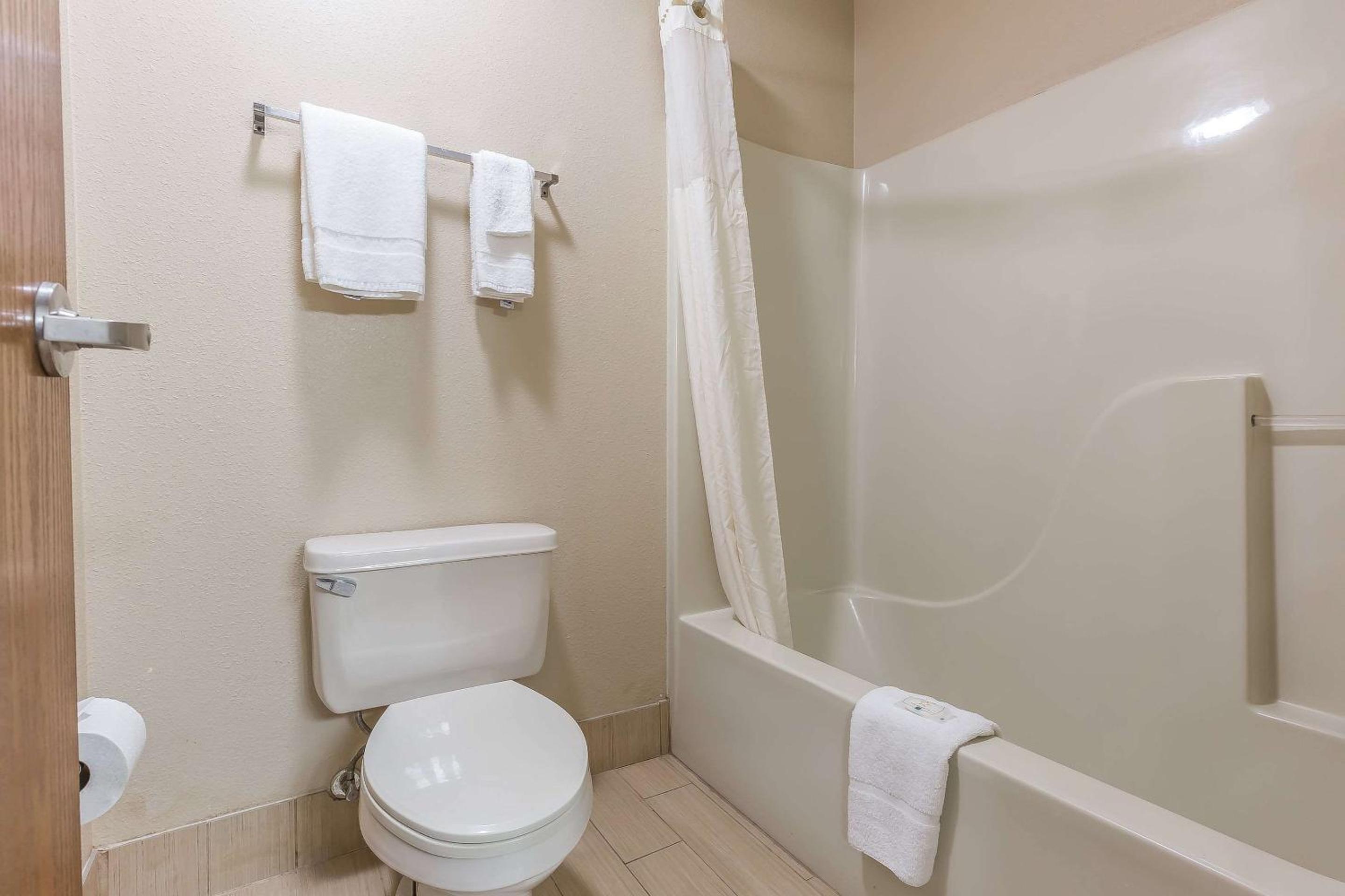 Mount Vernon Vacations - Quality Inn Mount Vernon, IL - Property Image 20
