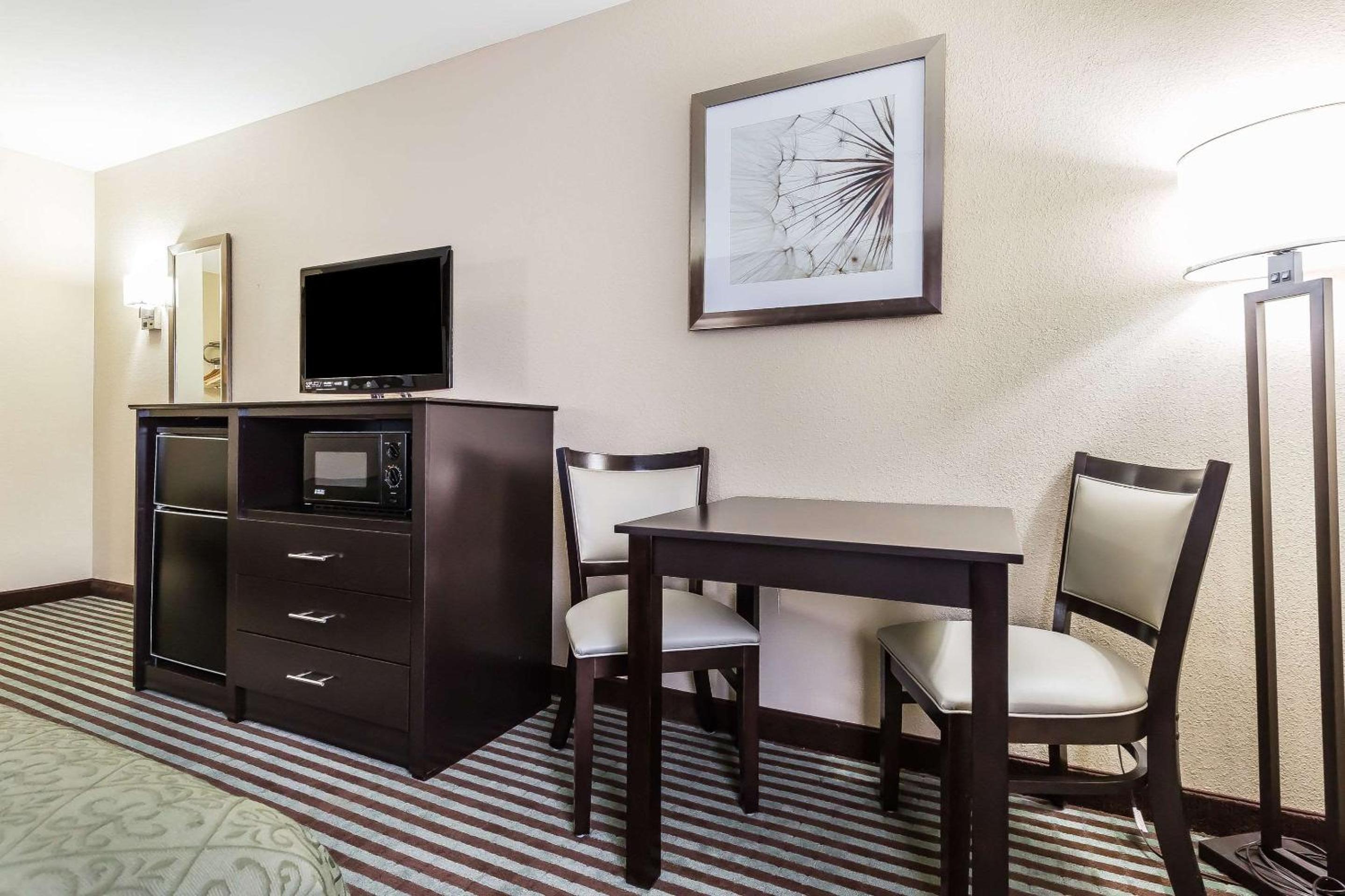 Mount Vernon Vacations - Quality Inn Mount Vernon, IL - Property Image 19