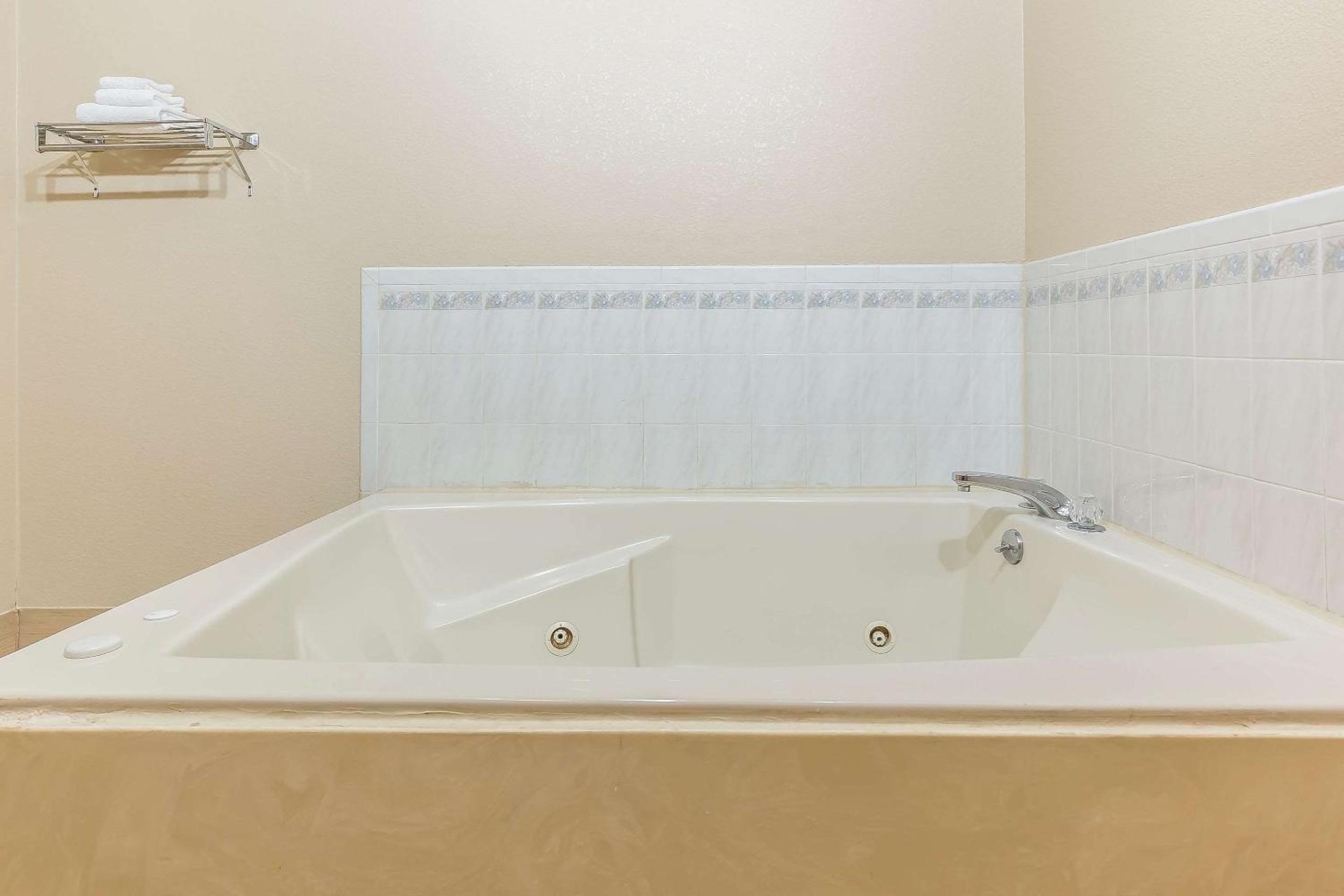 Mount Vernon Vacations - Quality Inn Mount Vernon, IL - Property Image 14