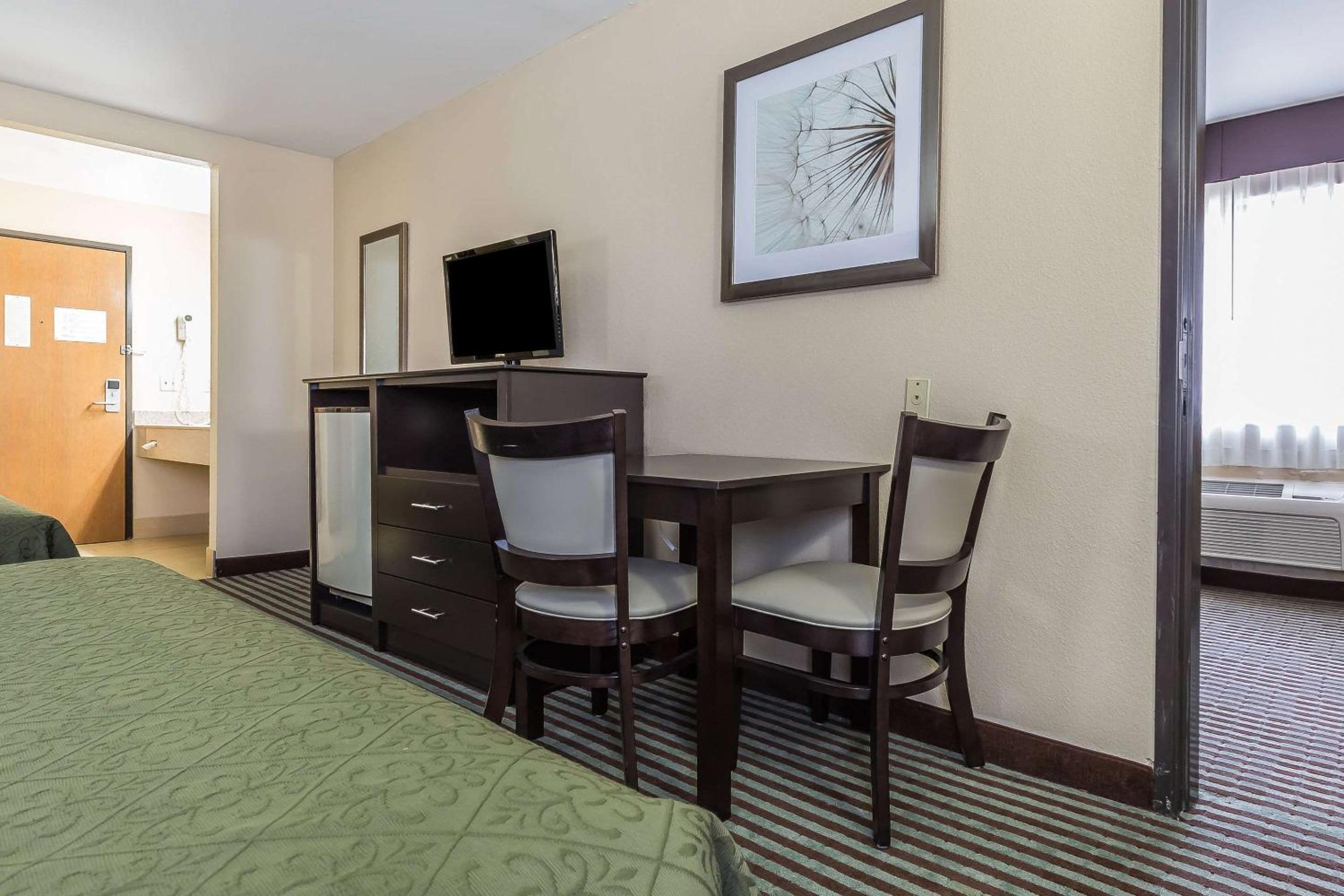 Mount Vernon Vacations - Quality Inn Mount Vernon, IL - Property Image 9