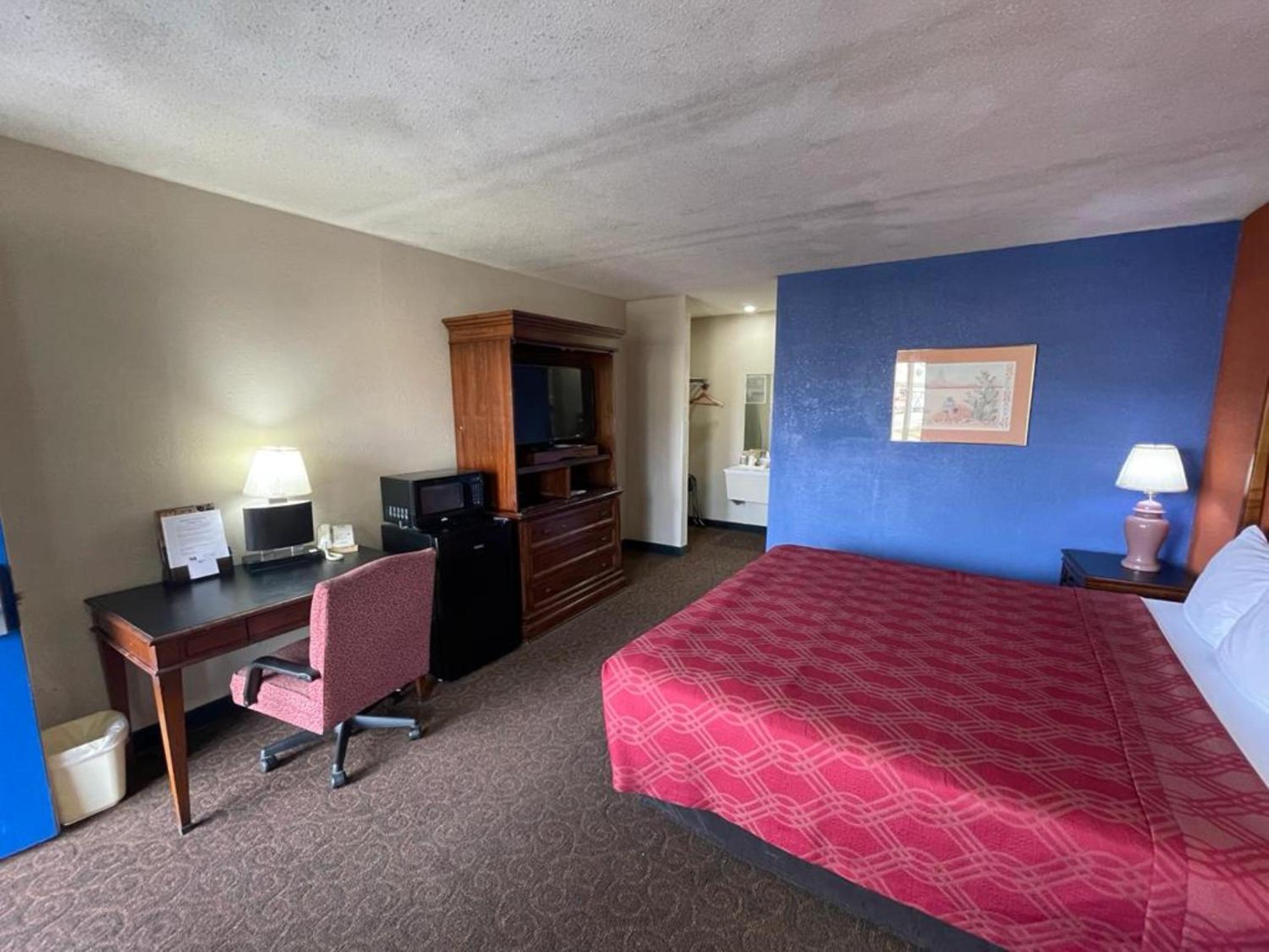 Emporia Vacations - Knights Inn  Suites Emporia - Property Image 28