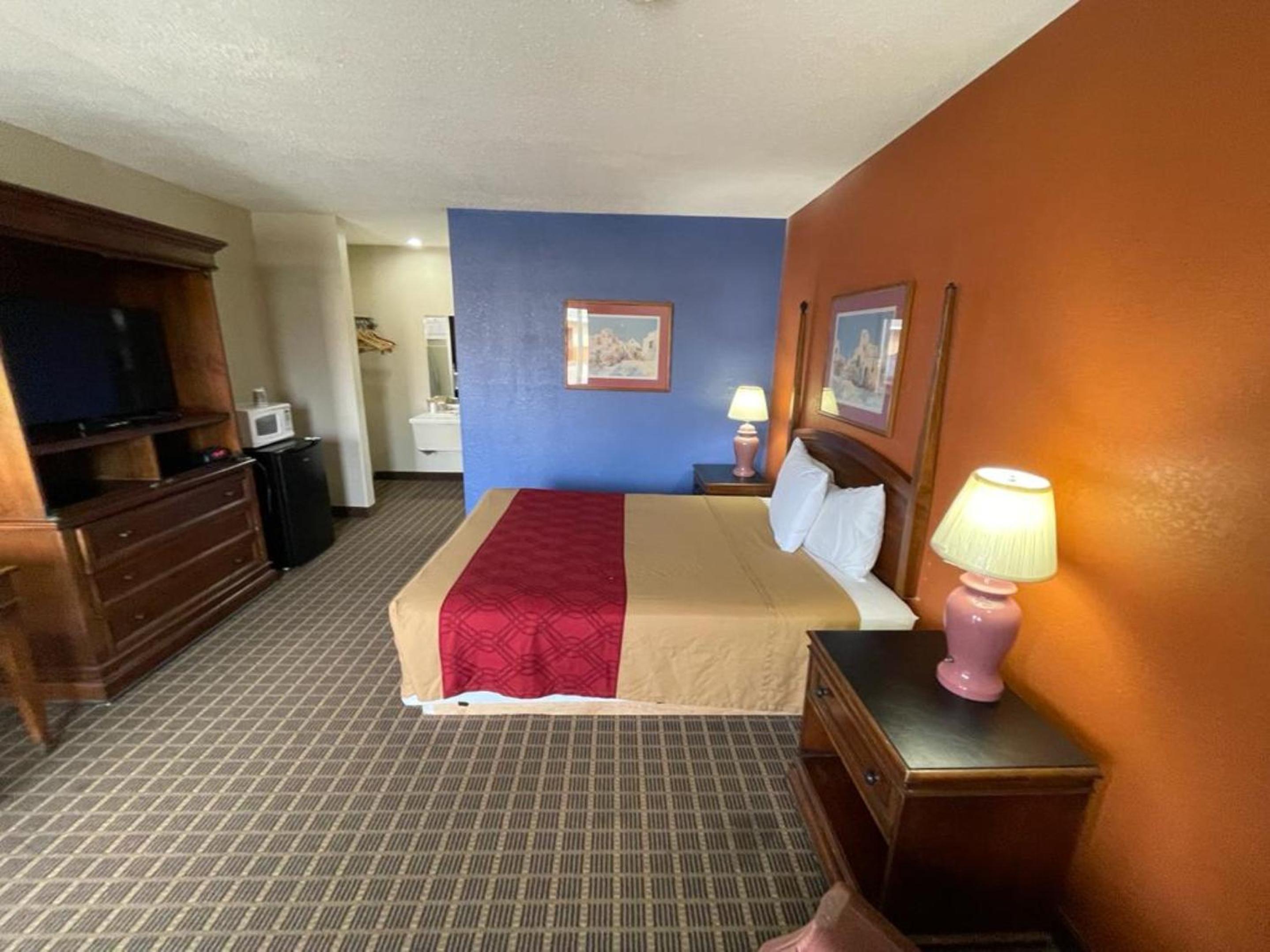 Emporia Vacations - Knights Inn  Suites Emporia - Property Image 31