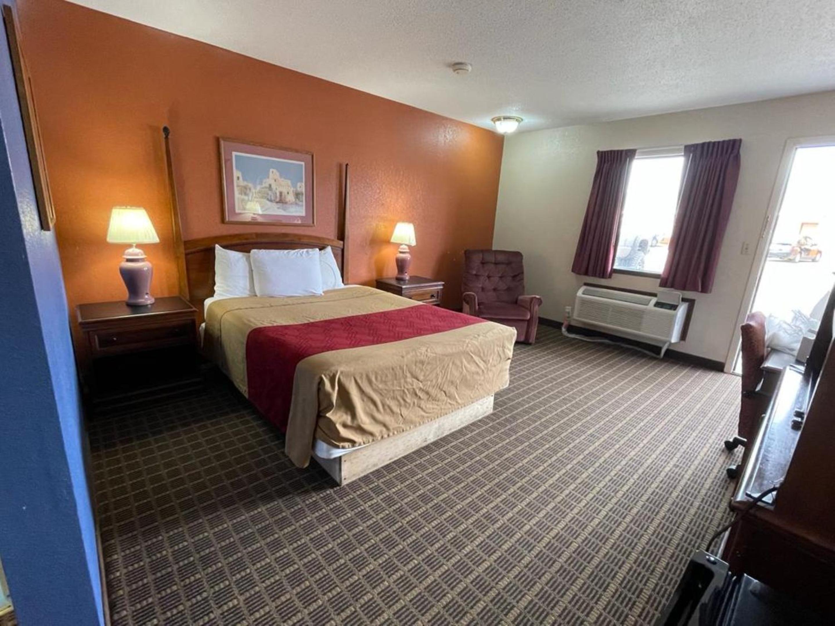 Emporia Vacations - Knights Inn  Suites Emporia - Property Image 34