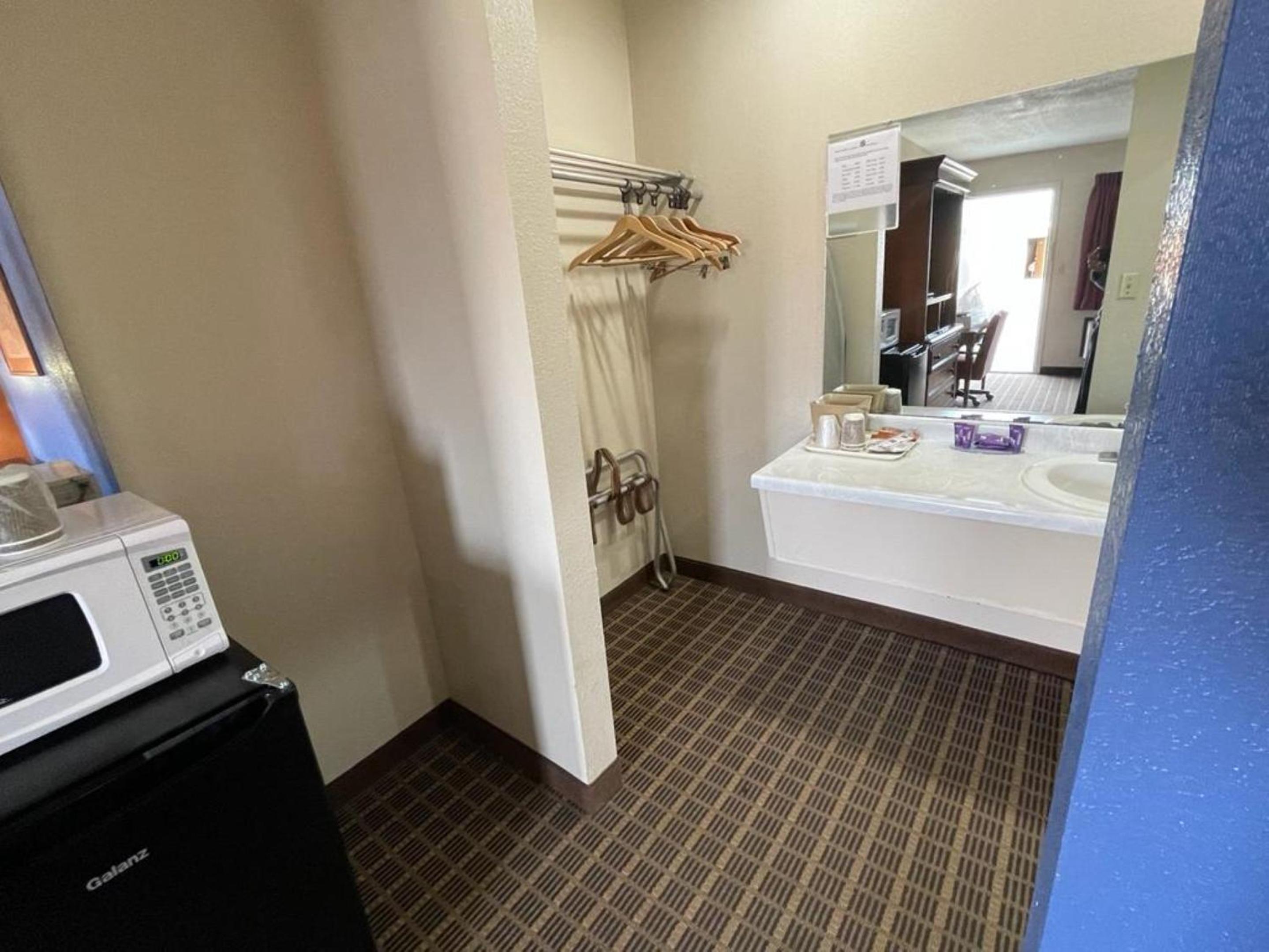 Emporia Vacations - Knights Inn  Suites Emporia - Property Image 37