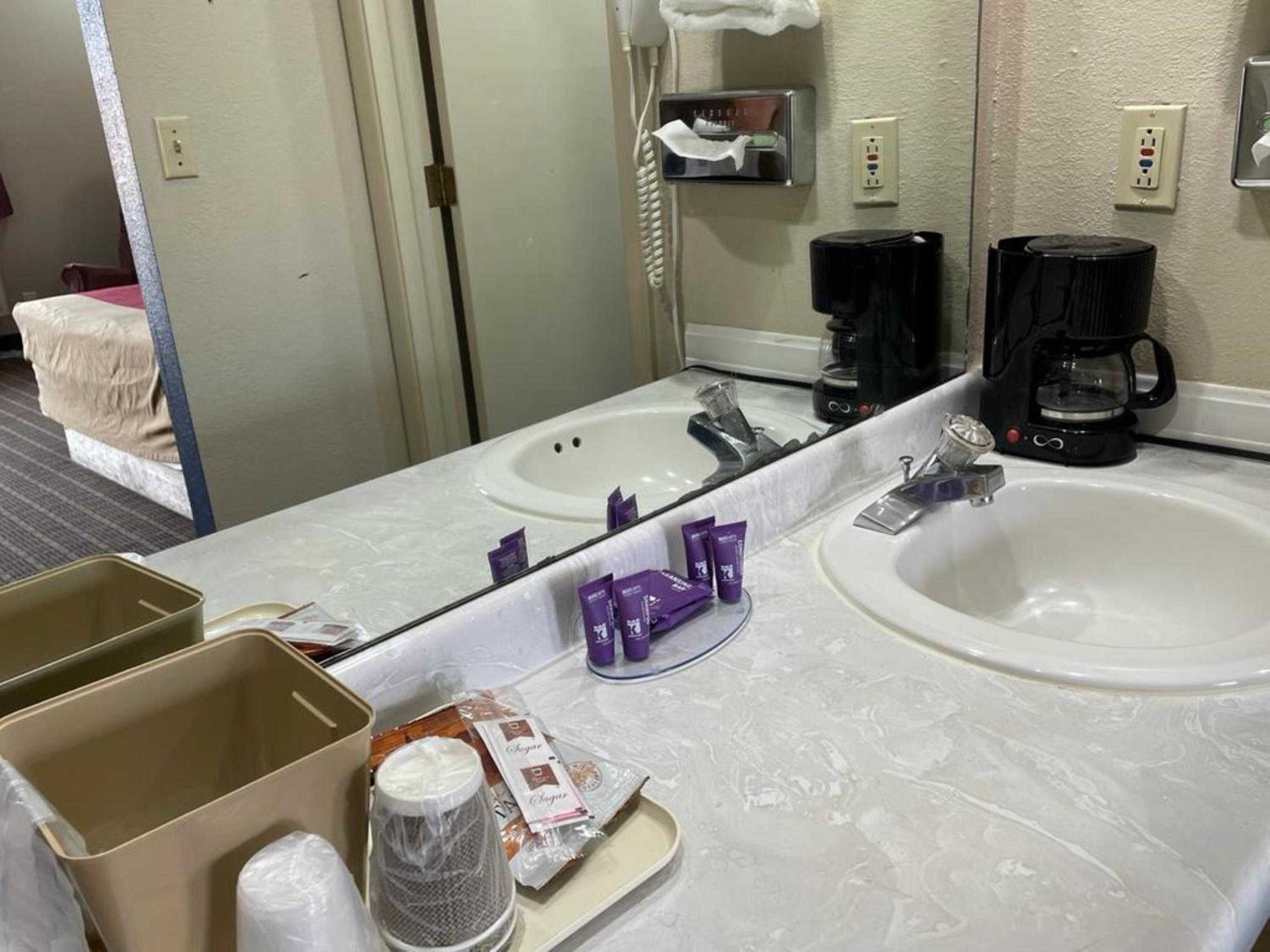 Emporia Vacations - Knights Inn  Suites Emporia - Property Image 41