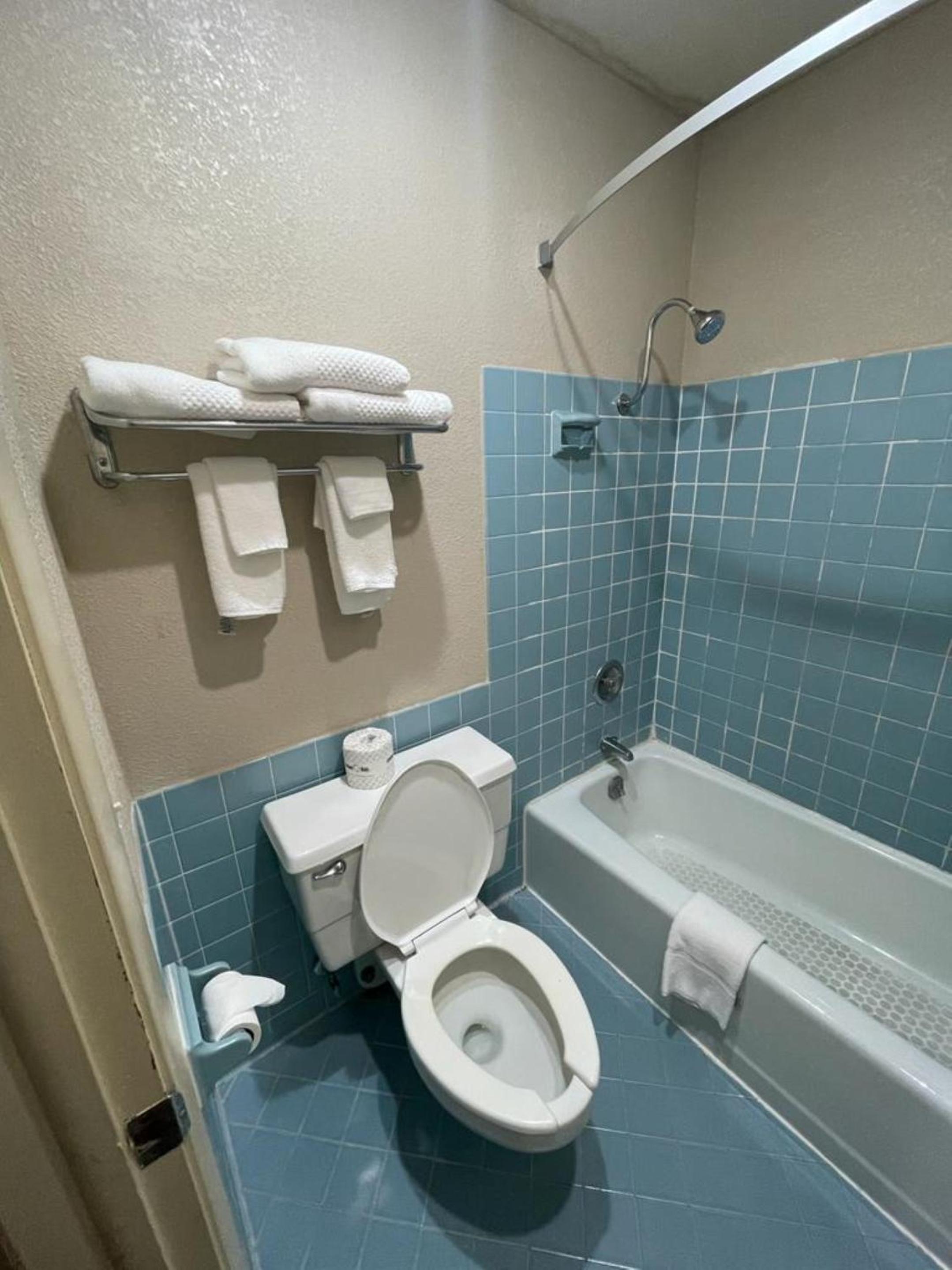 Emporia Vacations - Knights Inn  Suites Emporia - Property Image 44