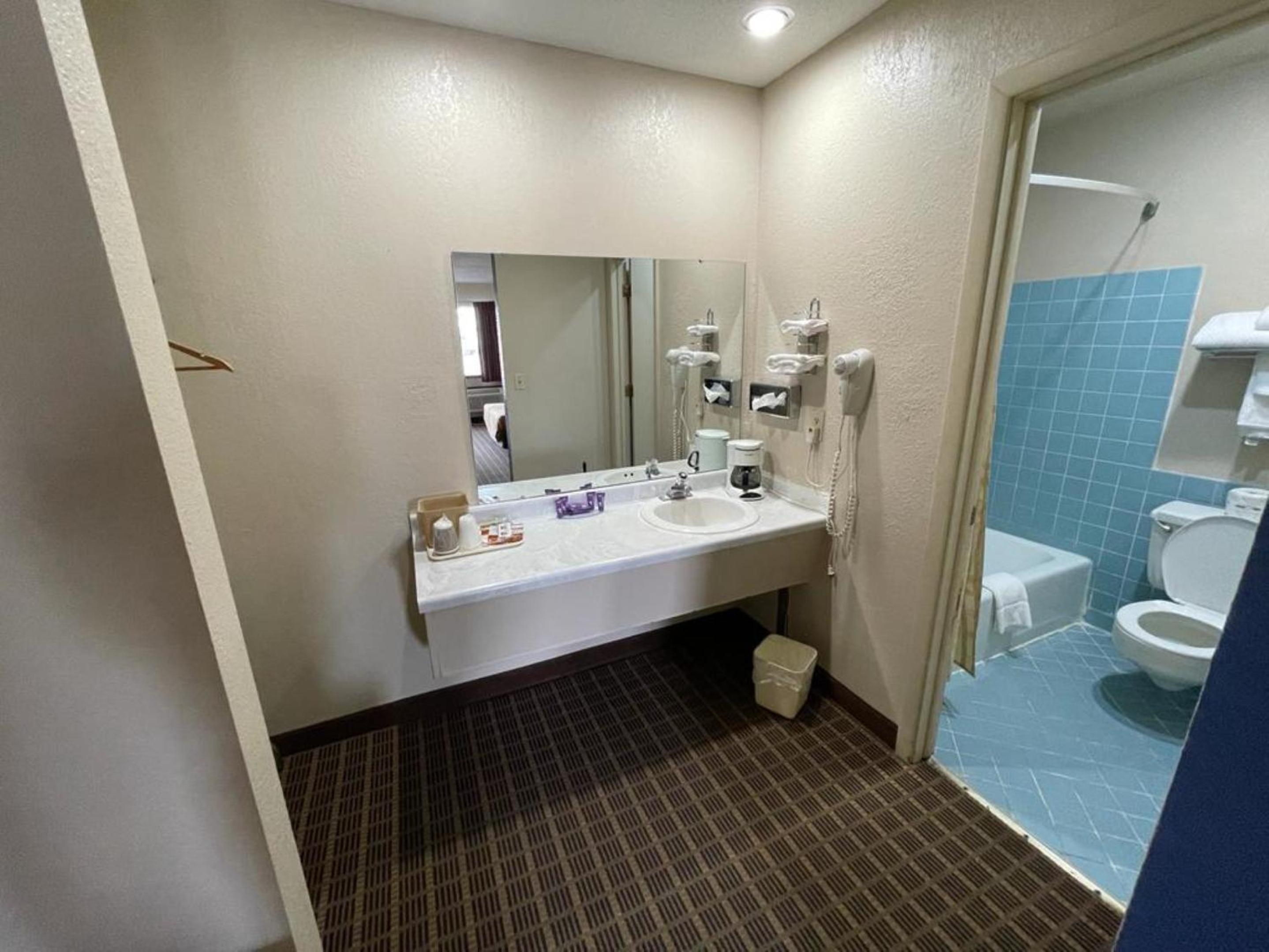 Emporia Vacations - Knights Inn  Suites Emporia - Property Image 36
