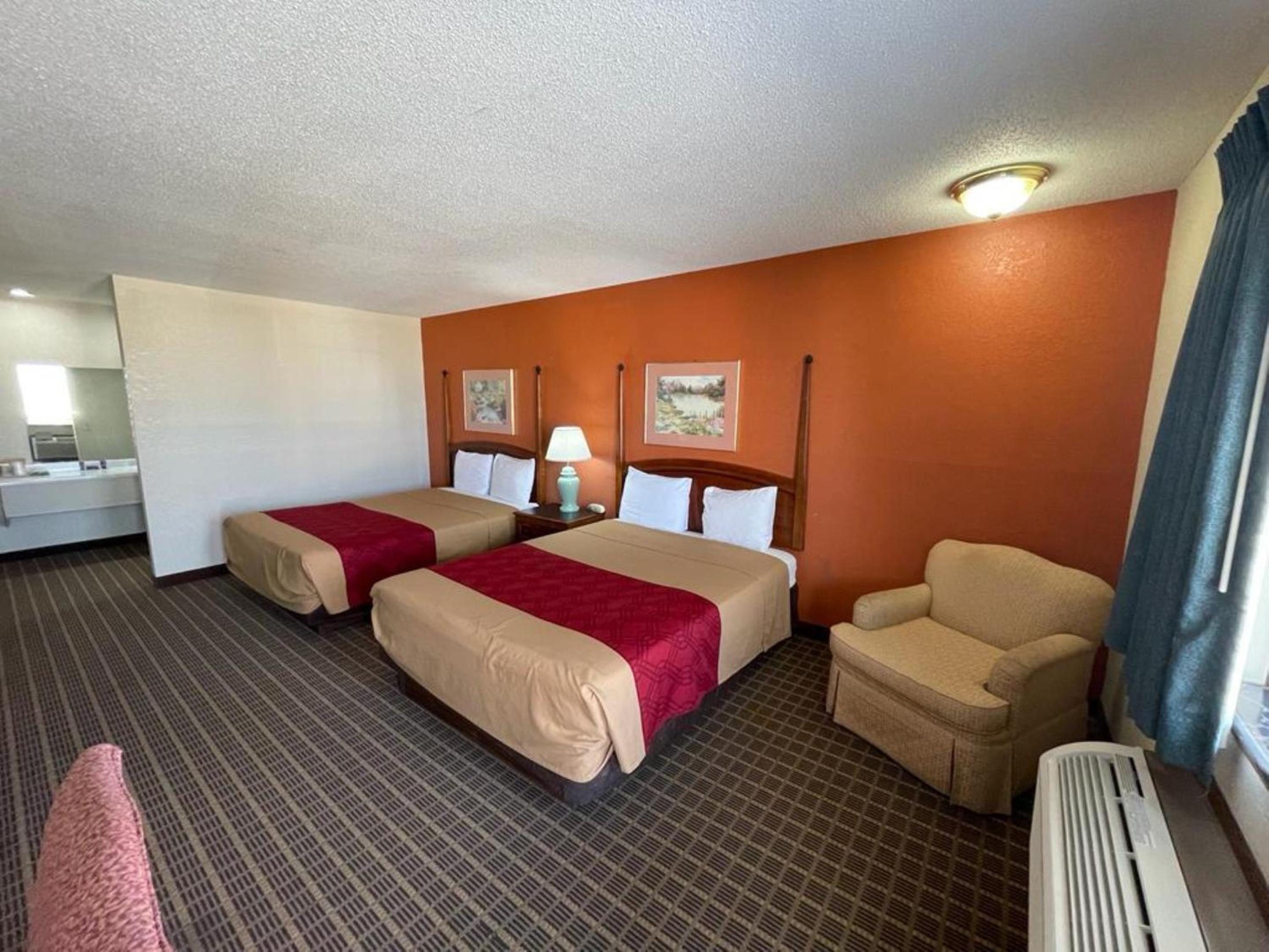 Emporia Vacations - Knights Inn  Suites Emporia - Property Image 43