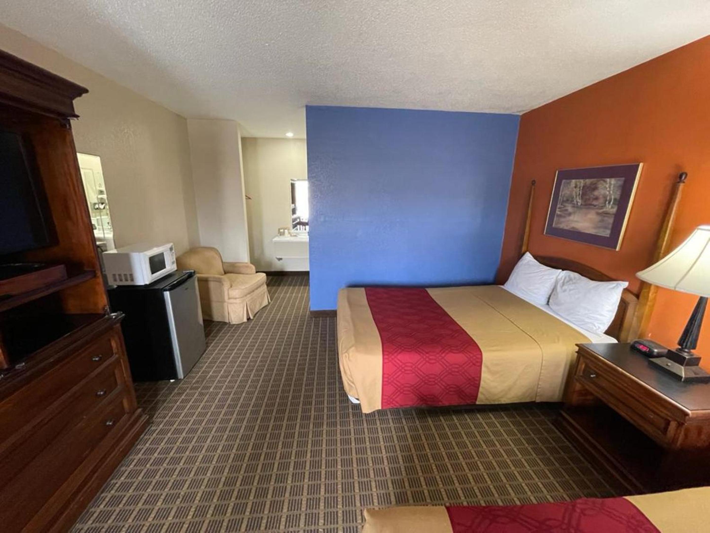 Emporia Vacations - Knights Inn  Suites Emporia - Property Image 56