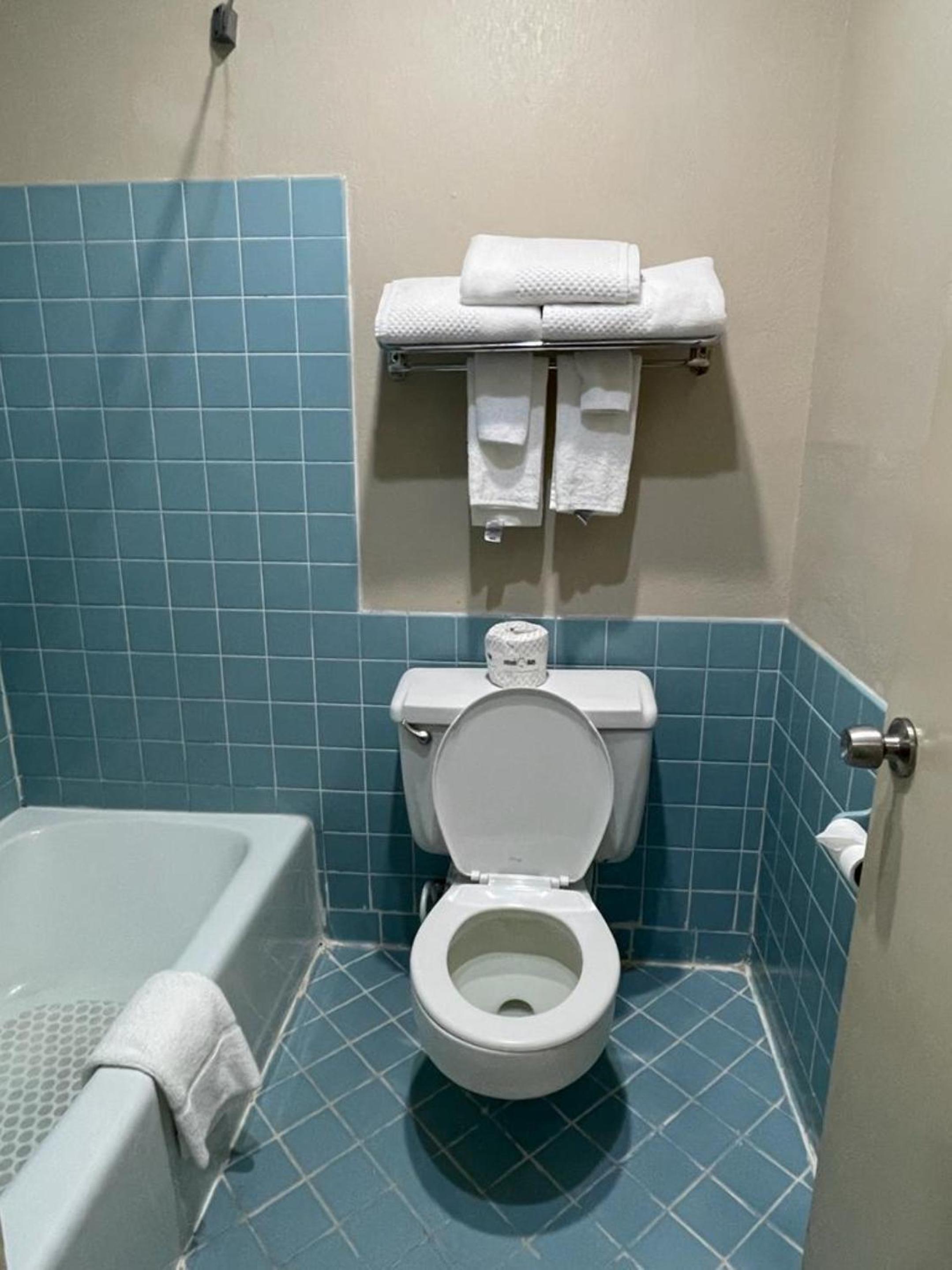 Emporia Vacations - Knights Inn  Suites Emporia - Property Image 62