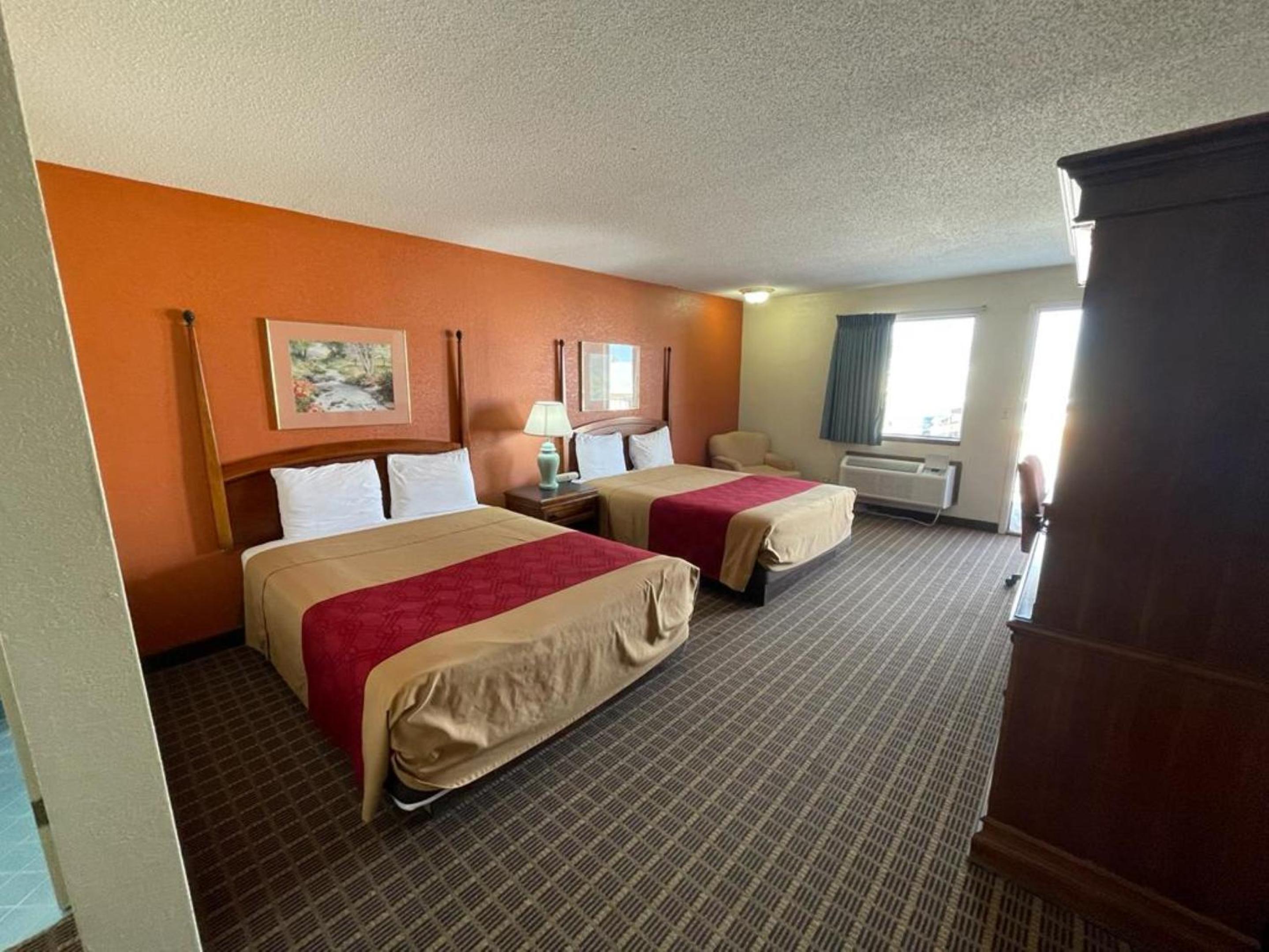 Emporia Vacations - Knights Inn  Suites Emporia - Property Image 26