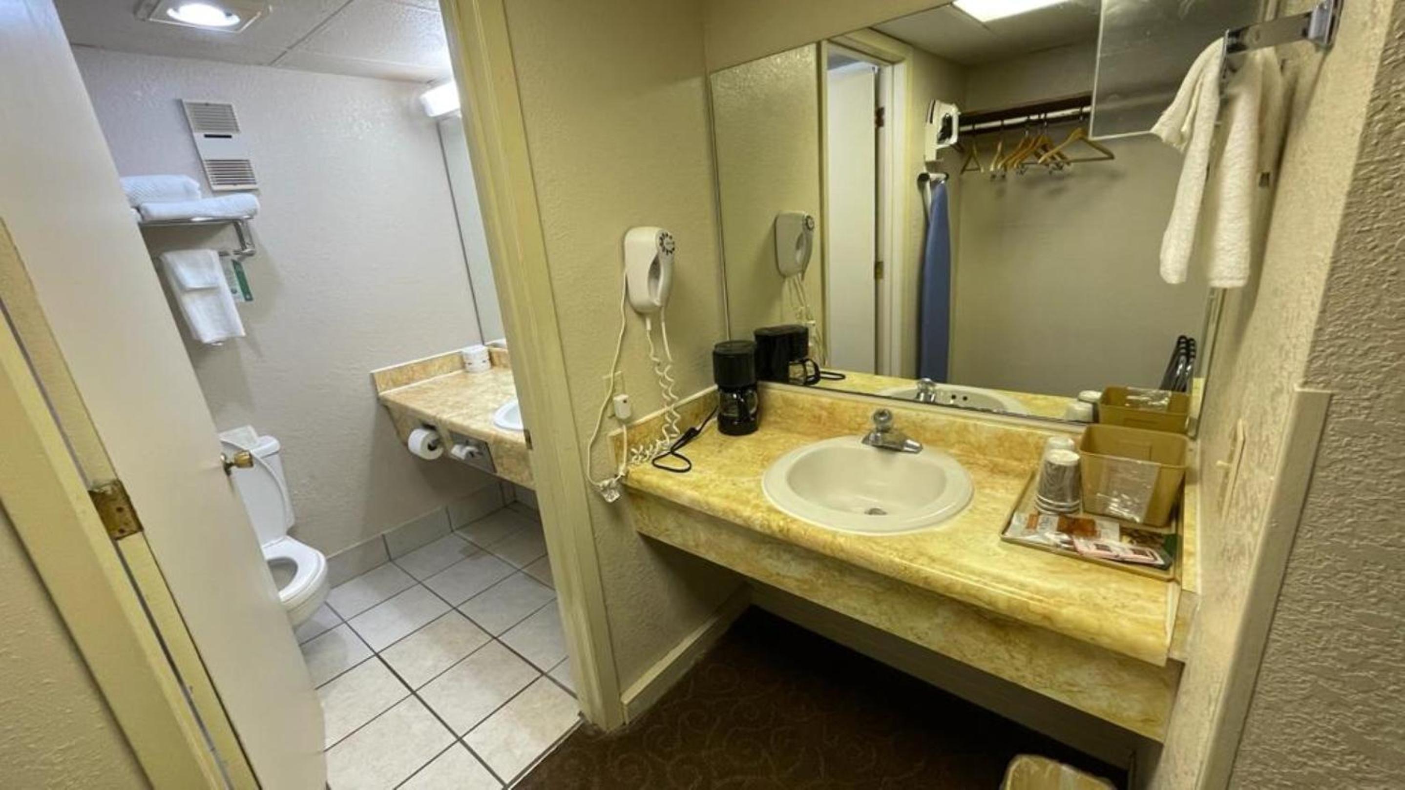 Emporia Vacations - Knights Inn  Suites Emporia - Property Image 39