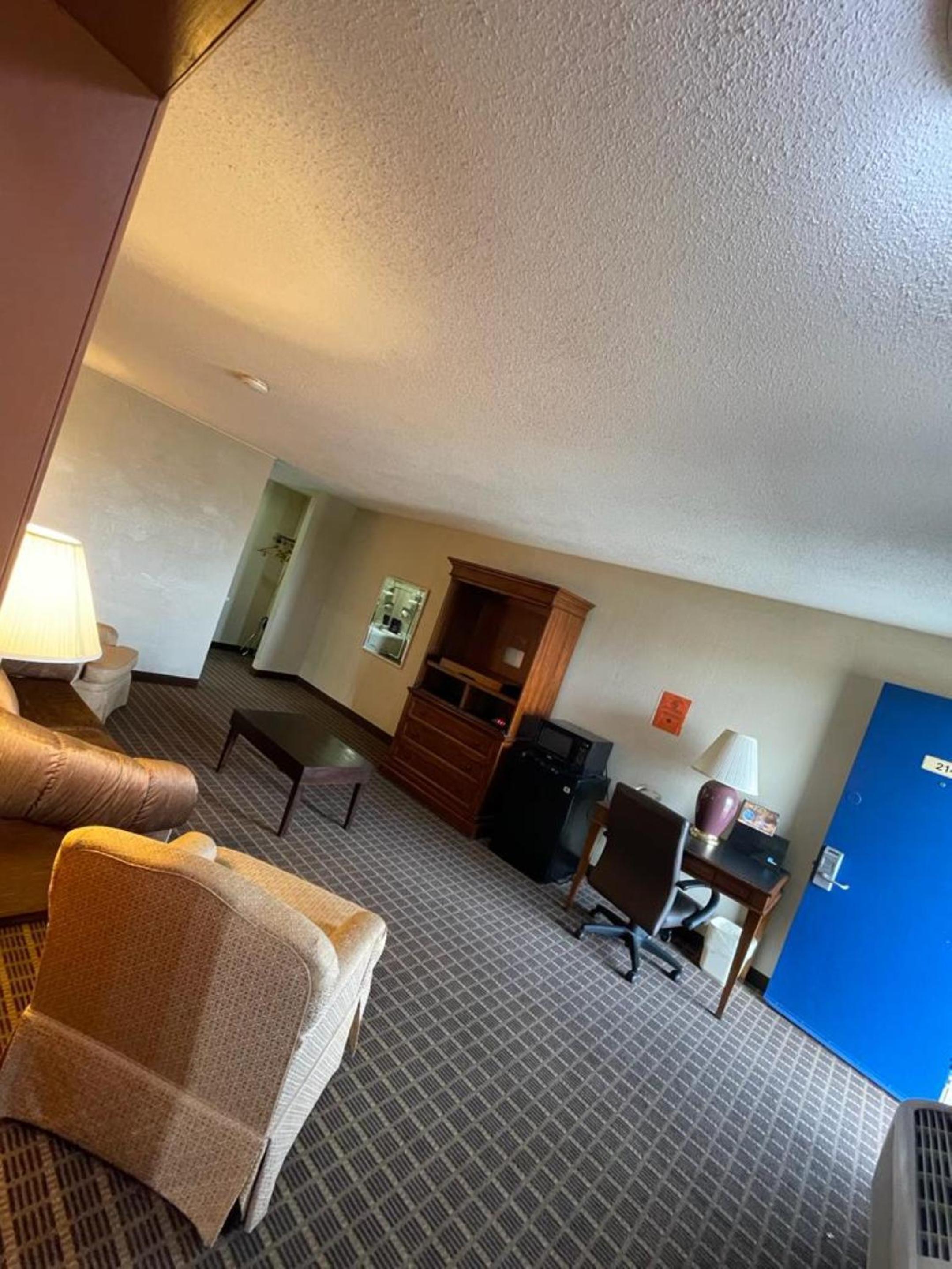 Emporia Vacations - Knights Inn  Suites Emporia - Property Image 58