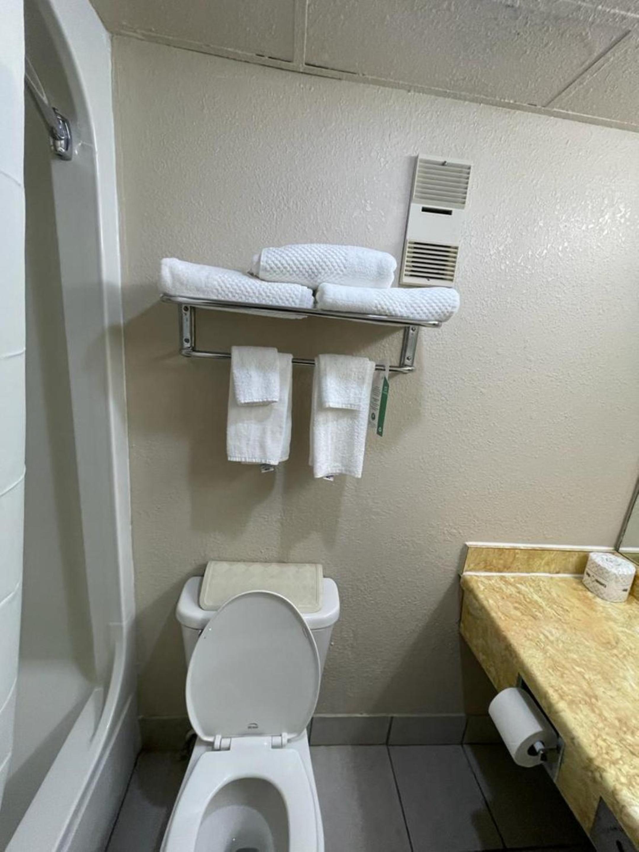 Emporia Vacations - Knights Inn  Suites Emporia - Property Image 61