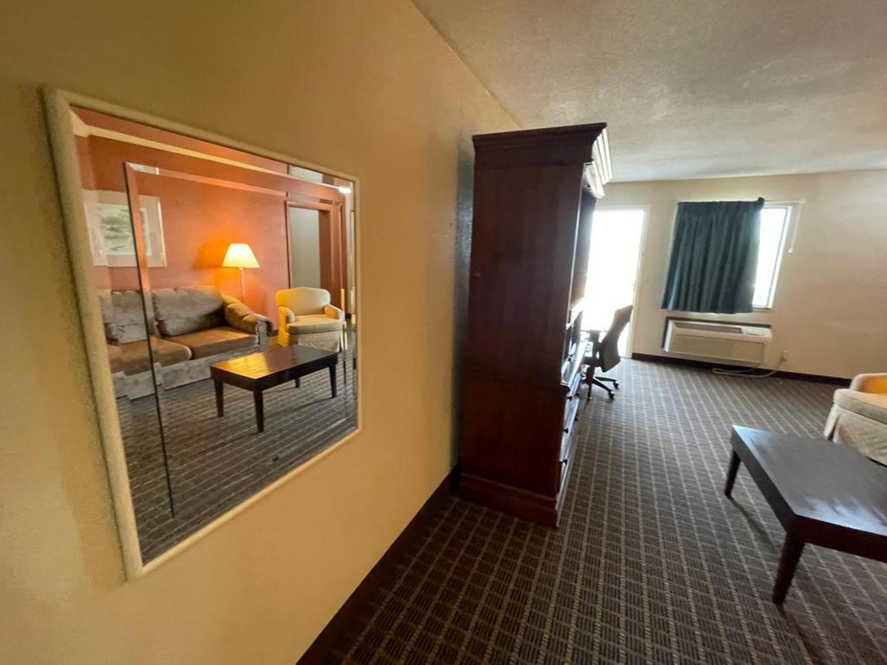 Emporia Vacations - Knights Inn  Suites Emporia - Property Image 67