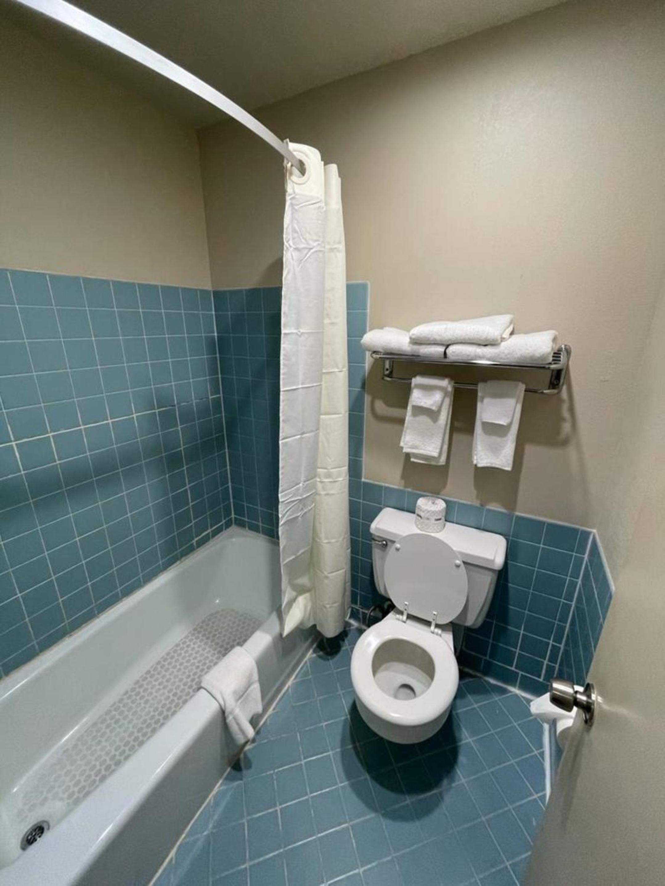 Emporia Vacations - Knights Inn  Suites Emporia - Property Image 75