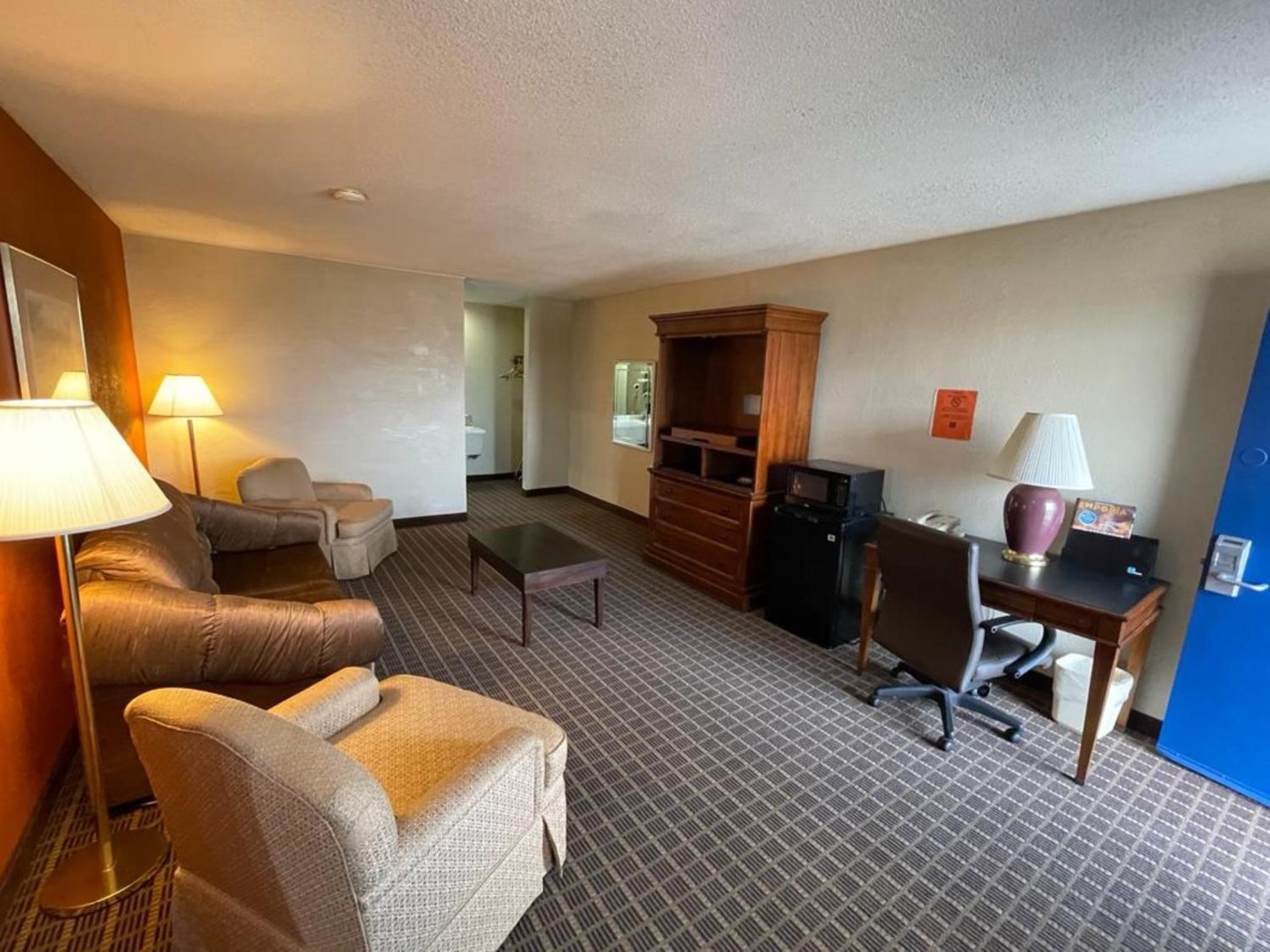 Emporia Vacations - Knights Inn  Suites Emporia - Property Image 81
