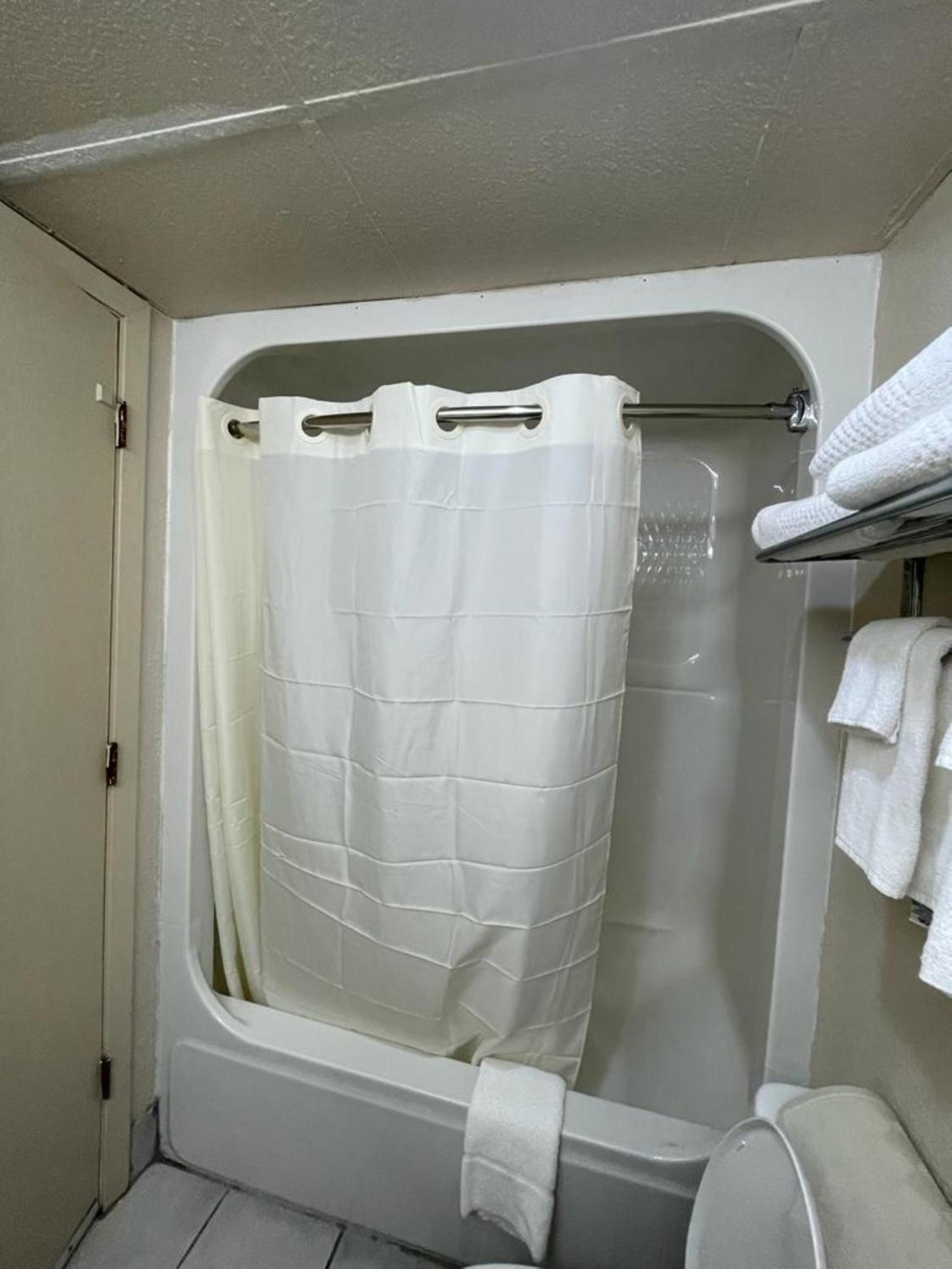 Emporia Vacations - Knights Inn  Suites Emporia - Property Image 85