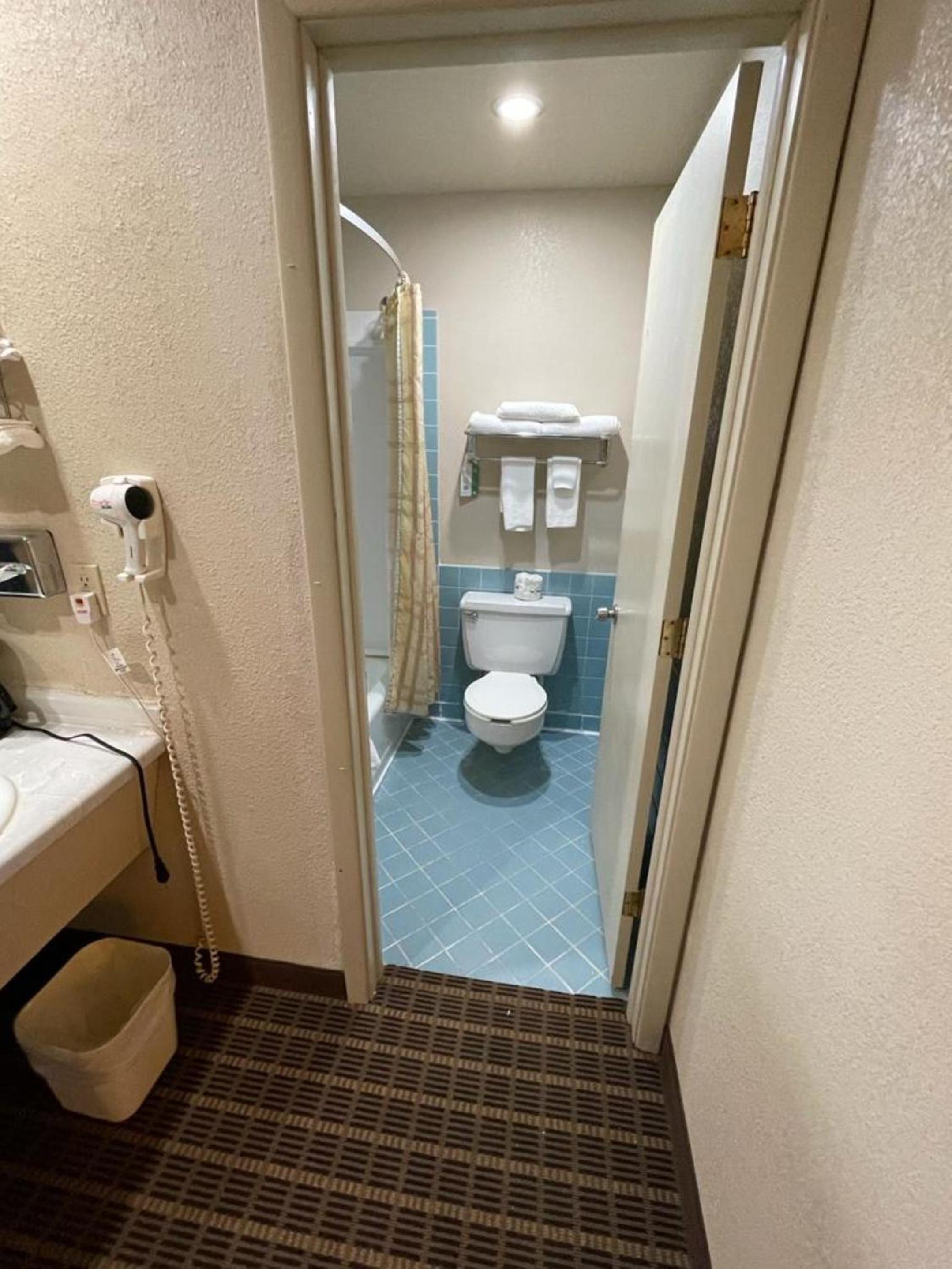 Emporia Vacations - Knights Inn  Suites Emporia - Property Image 86