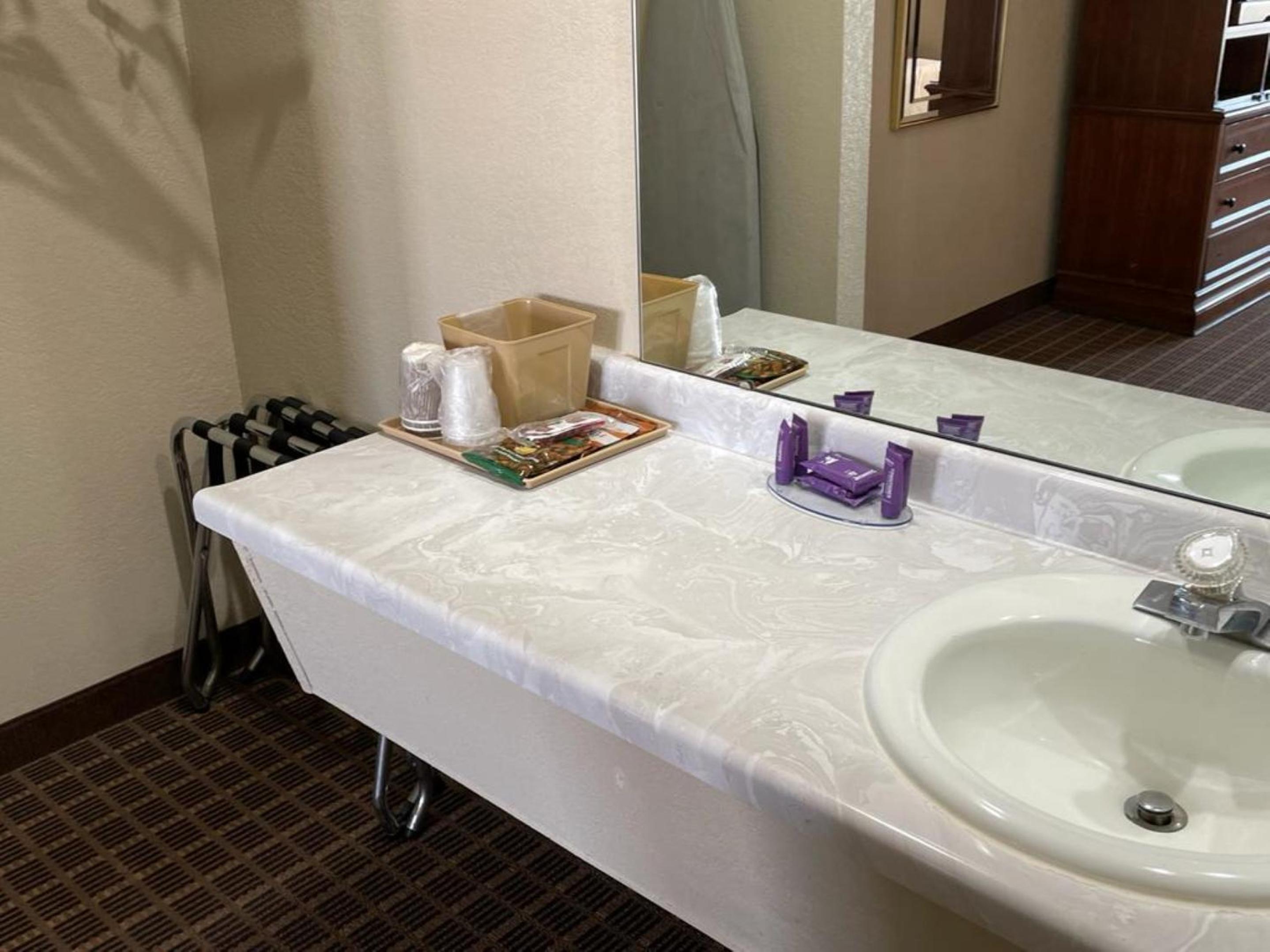 Emporia Vacations - Knights Inn  Suites Emporia - Property Image 91