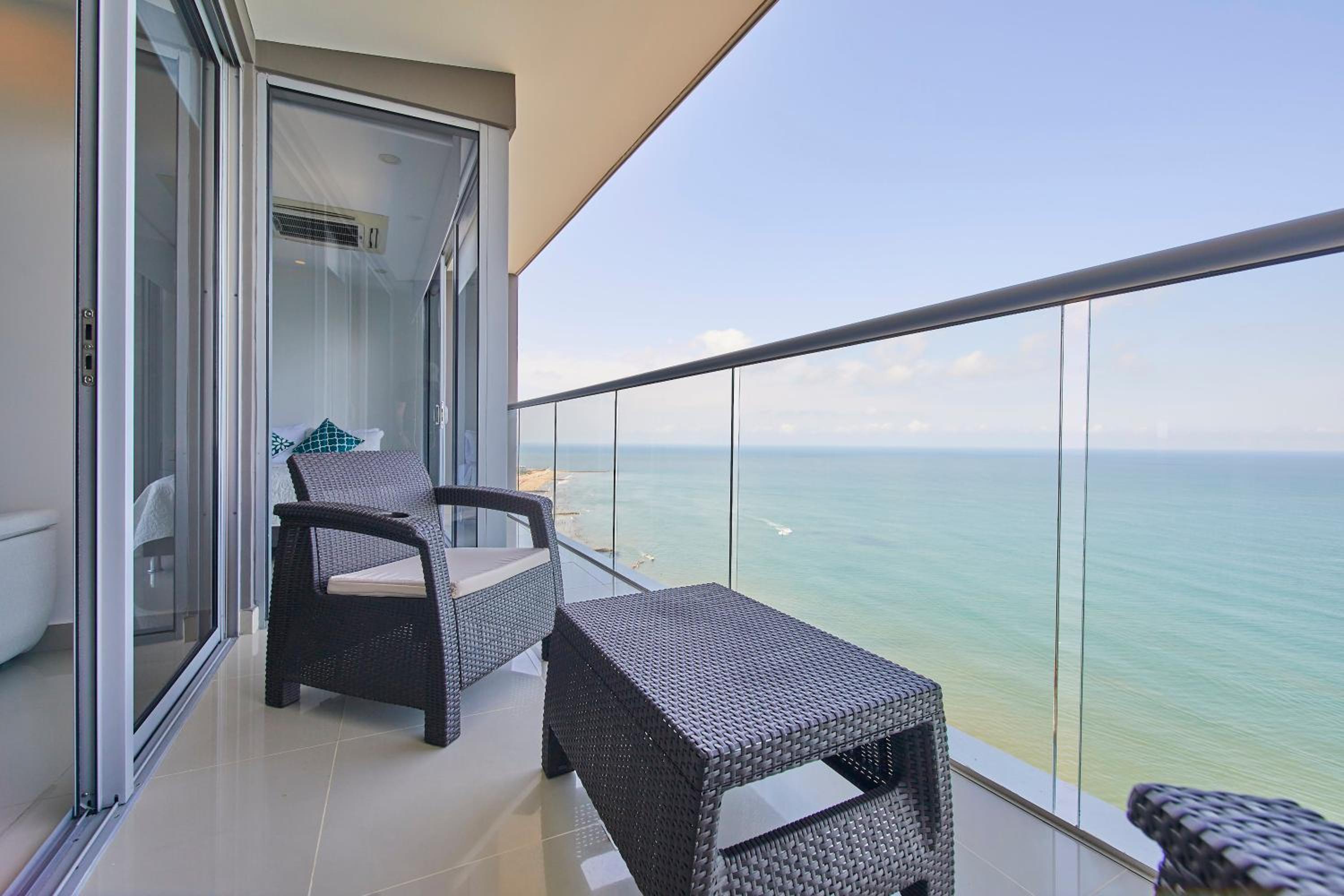 Hotel Beachfront Paradise with Outstanding Sunset Views - Image 1