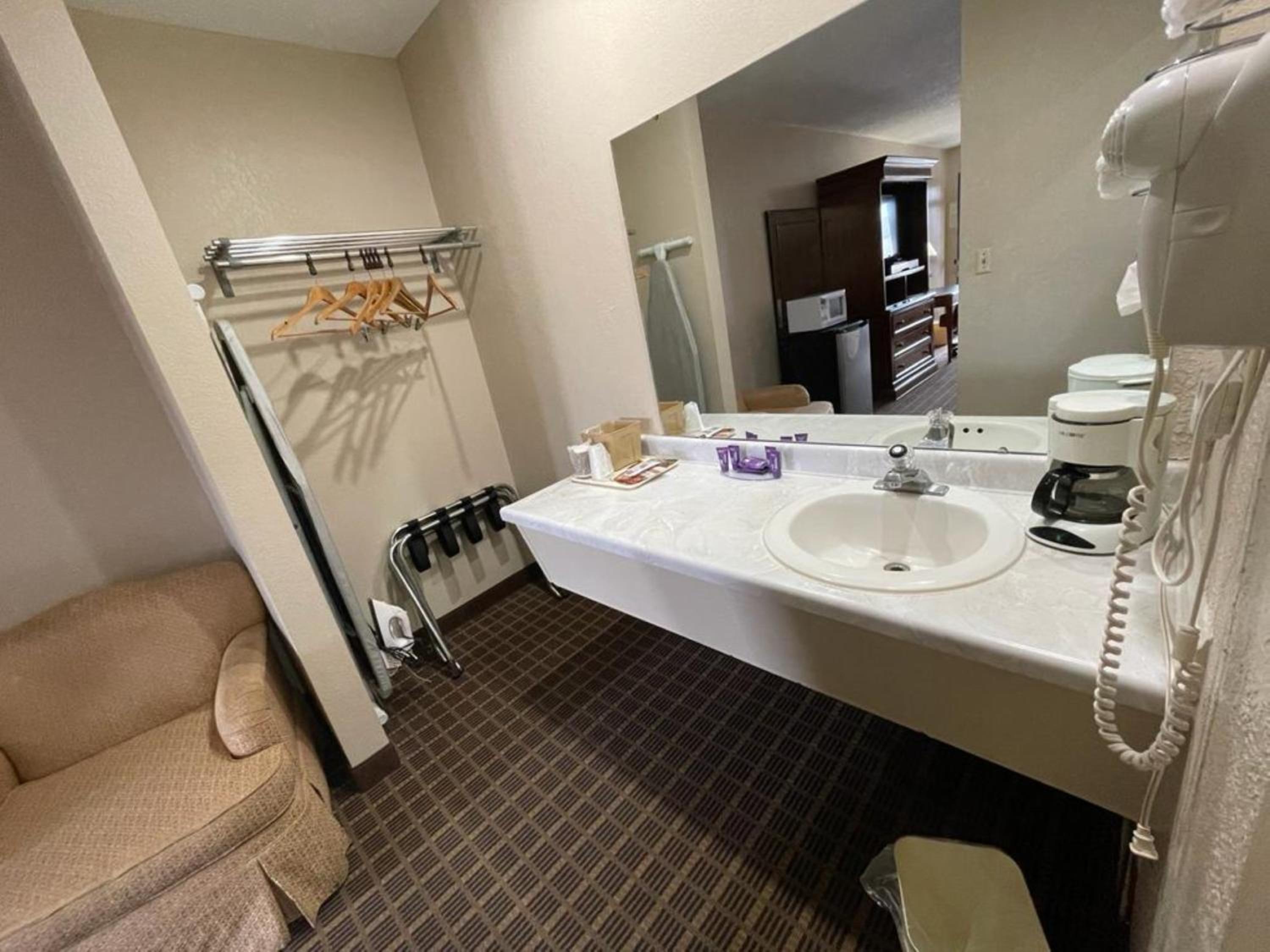 Emporia Vacations - Knights Inn  Suites Emporia - Property Image 89