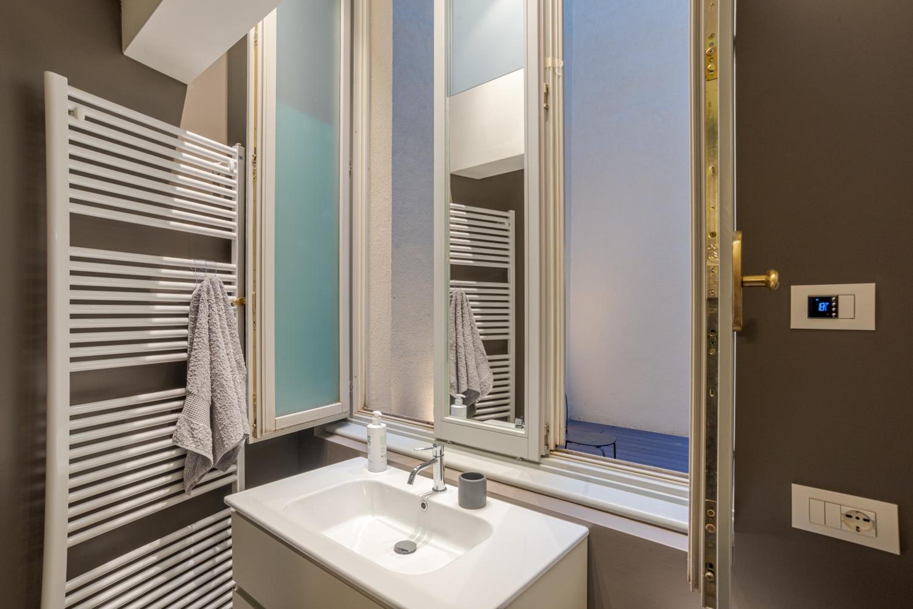 Suite Broletto - by MyHomeInComo