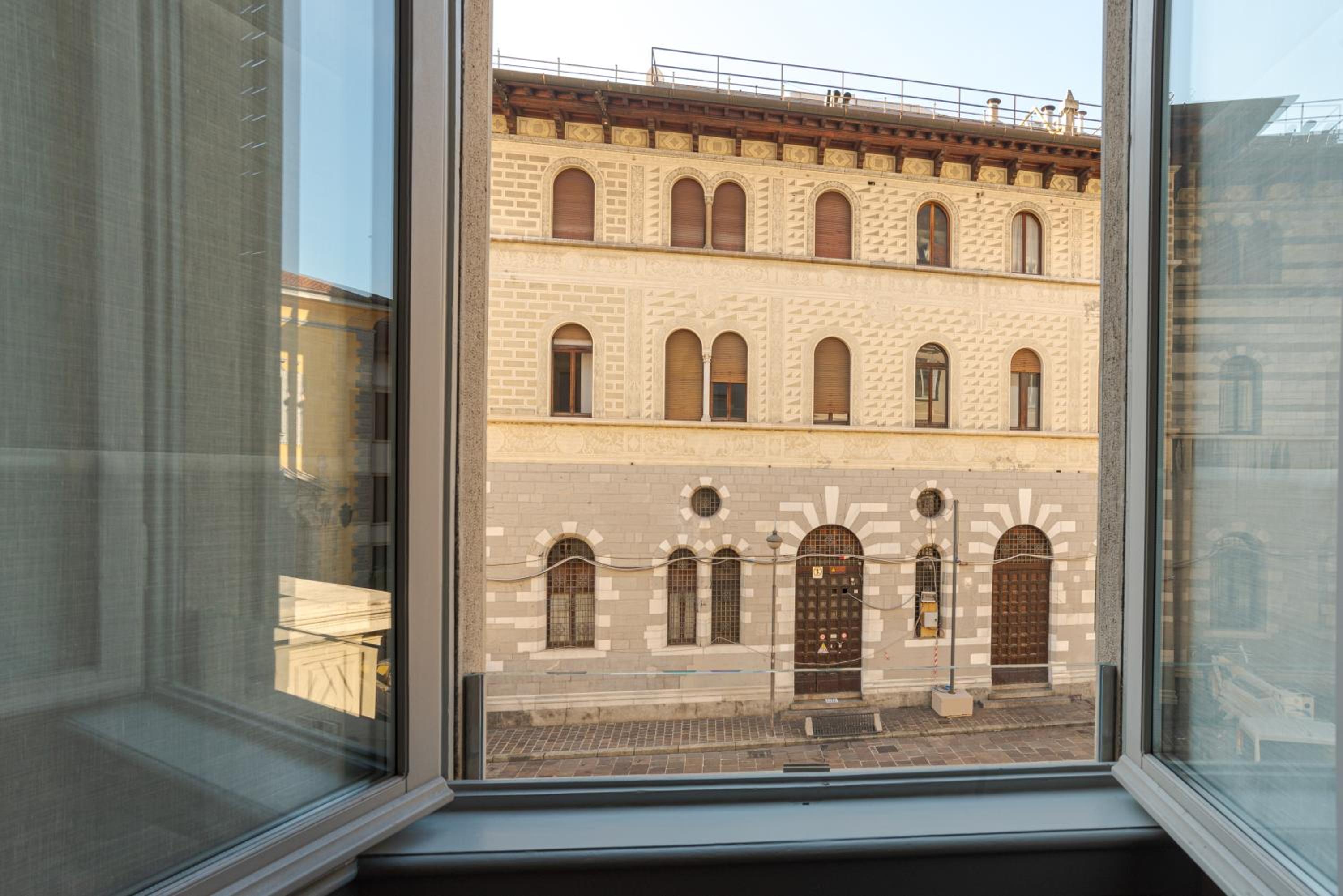 Suite Broletto - by MyHomeInComo