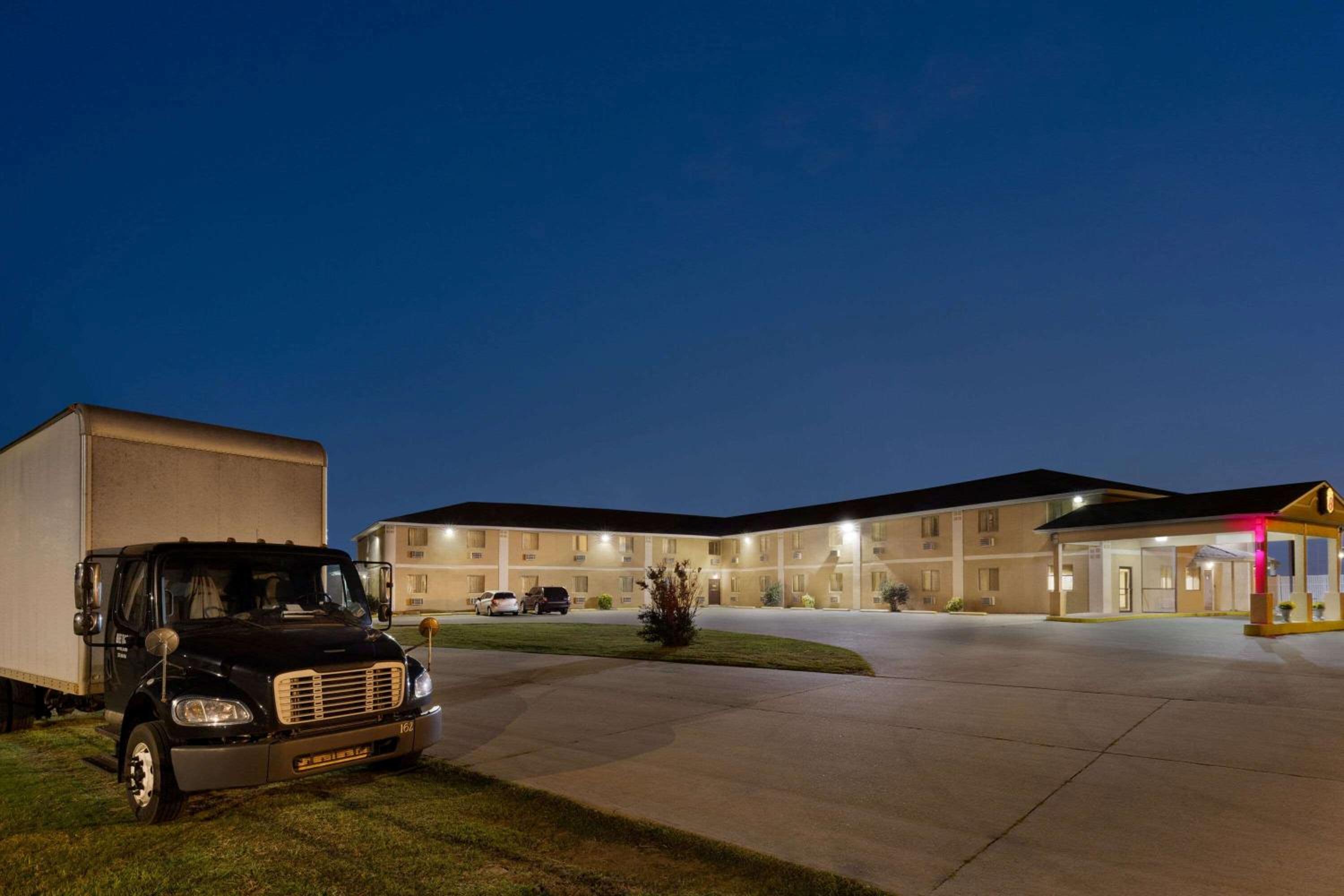 Super 8 by Wyndham Sikeston/Miner Area view 4