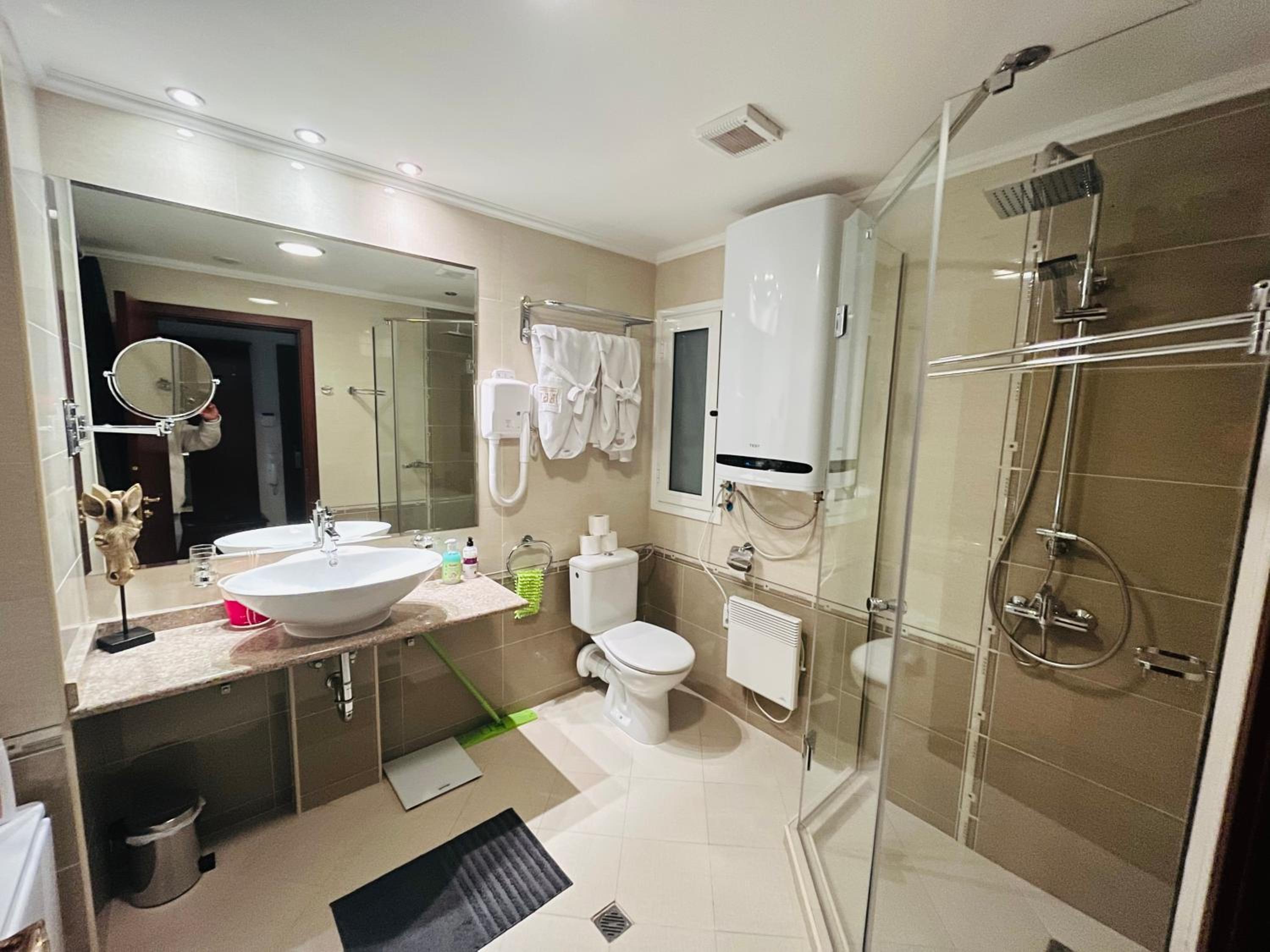 Luxury Downtown Apartment - Gondola view 5