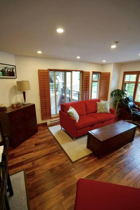 WHISTLER Luxury Ski In/Out+ Parking+HotTub + Pool