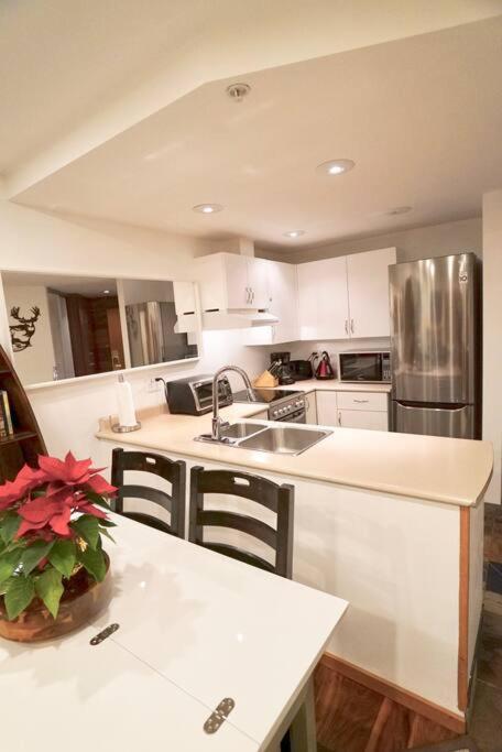WHISTLER Luxury Ski In/Out+ Parking+HotTub + Pool