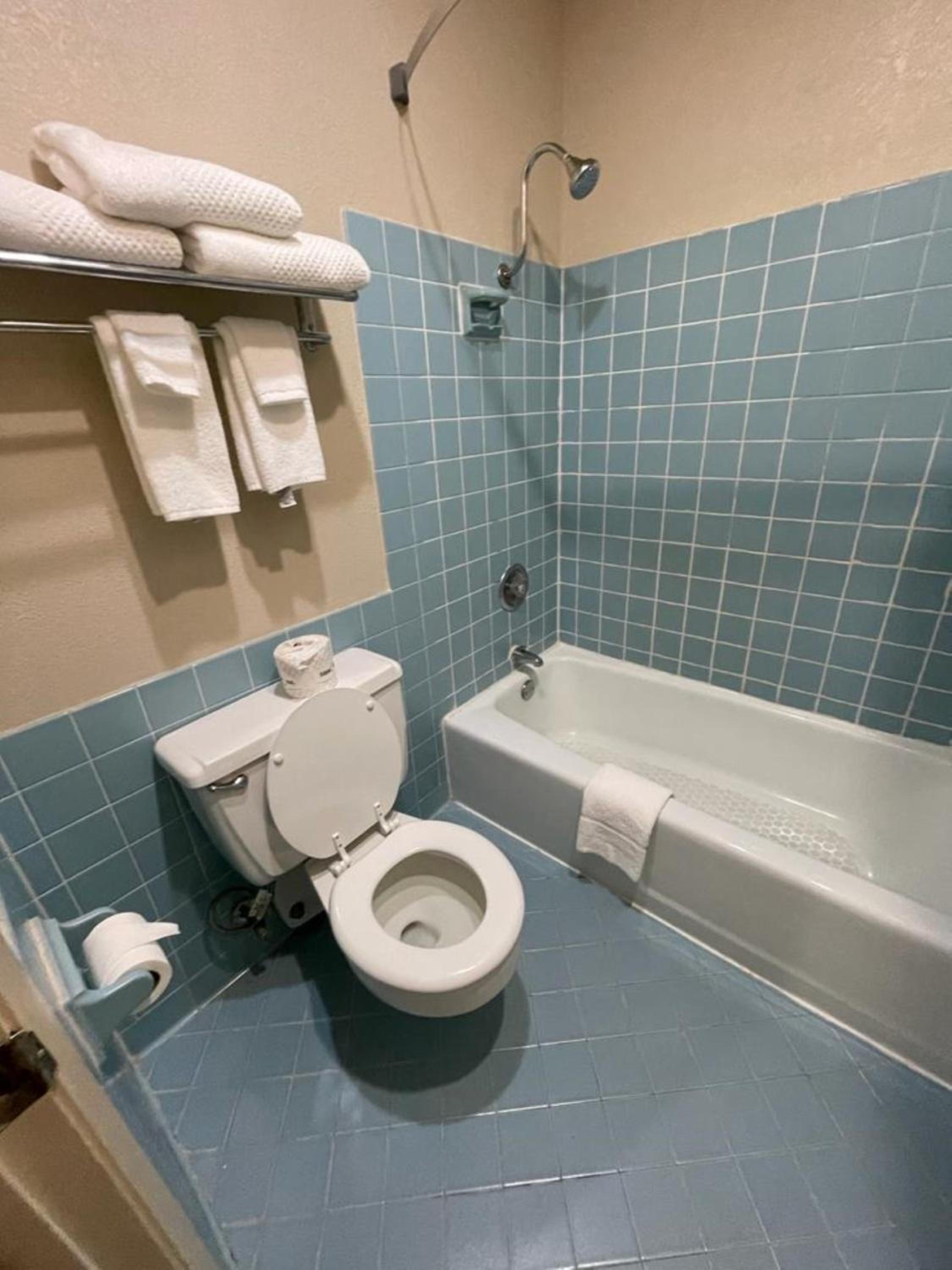 Emporia Vacations - Knights Inn  Suites Emporia - Property Image 6