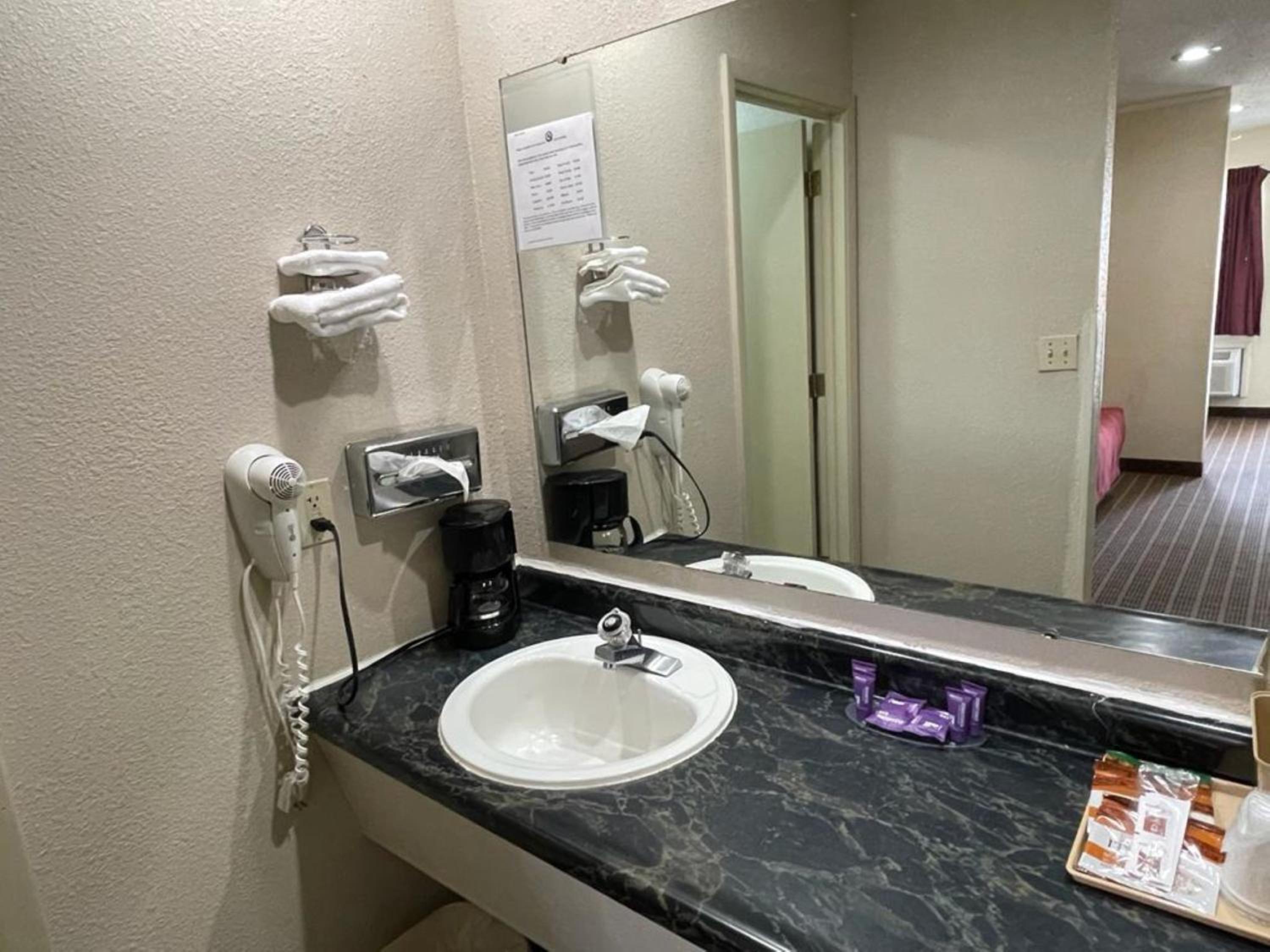 Emporia Vacations - Knights Inn  Suites Emporia - Property Image 16