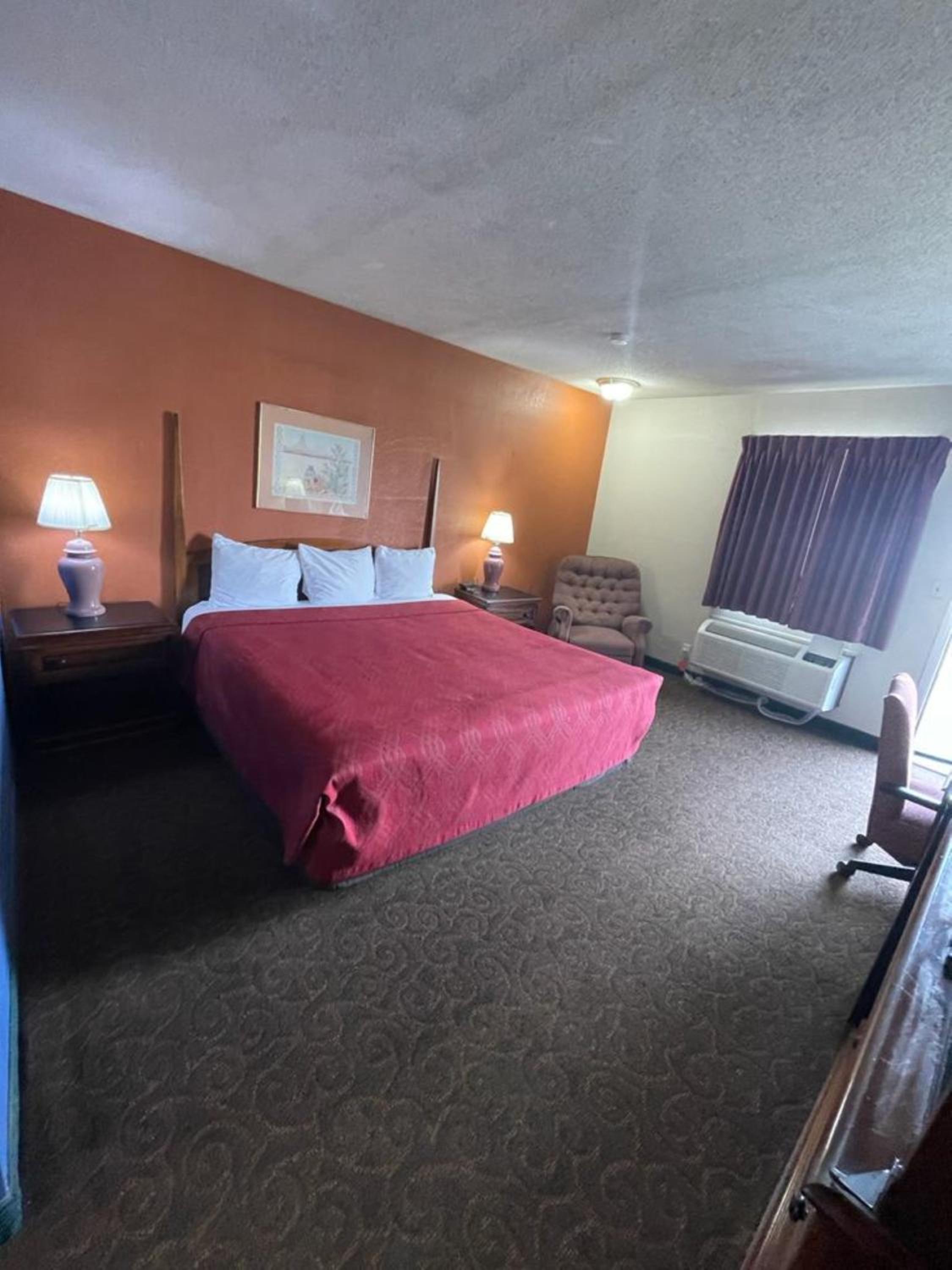 Emporia Vacations - Knights Inn  Suites Emporia - Property Image 9