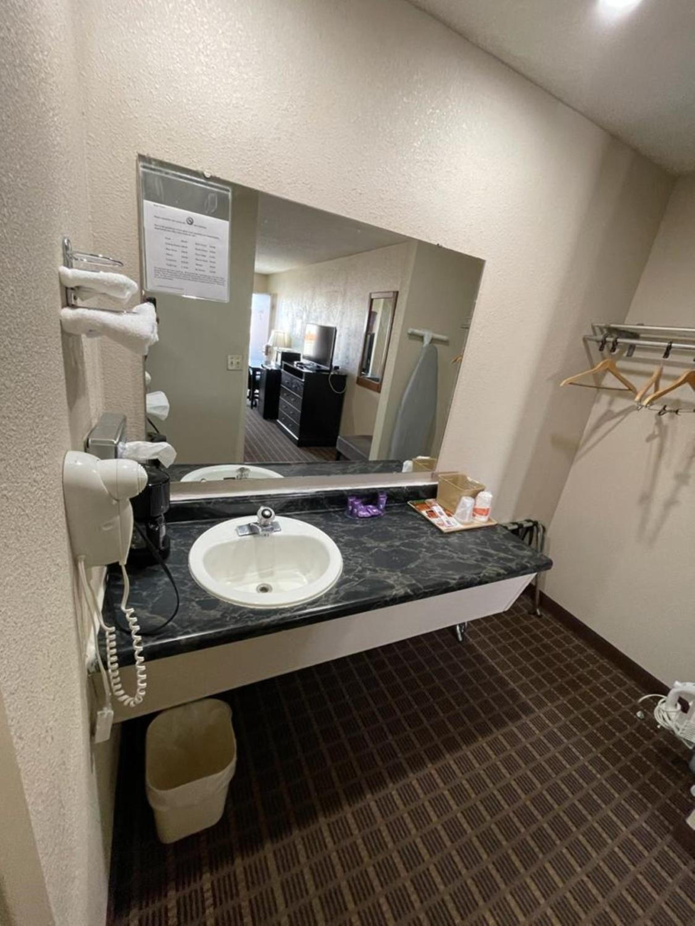 Emporia Vacations - Knights Inn  Suites Emporia - Property Image 7