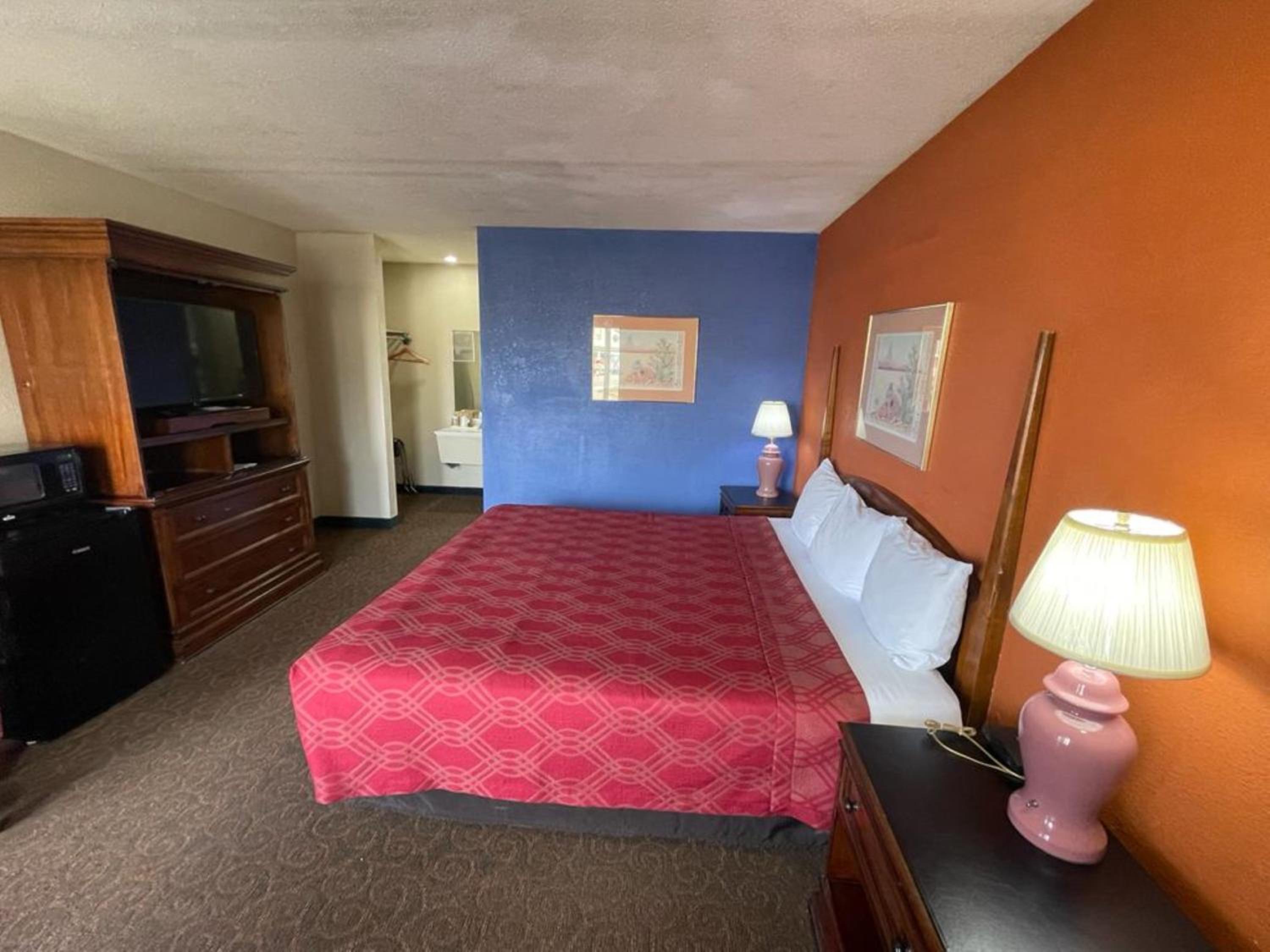 Emporia Vacations - Knights Inn  Suites Emporia - Property Image 25