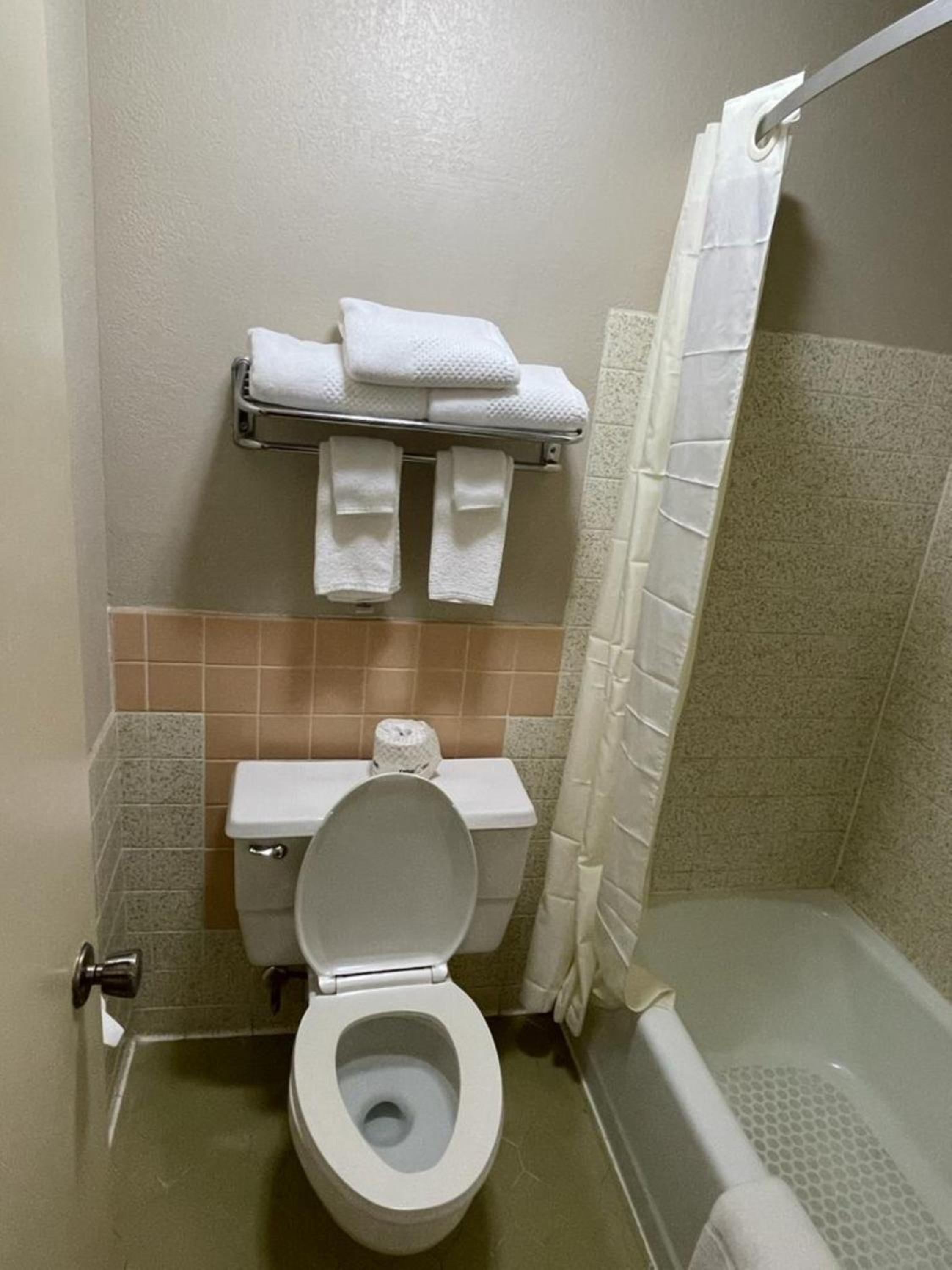 Emporia Vacations - Knights Inn  Suites Emporia - Property Image 8