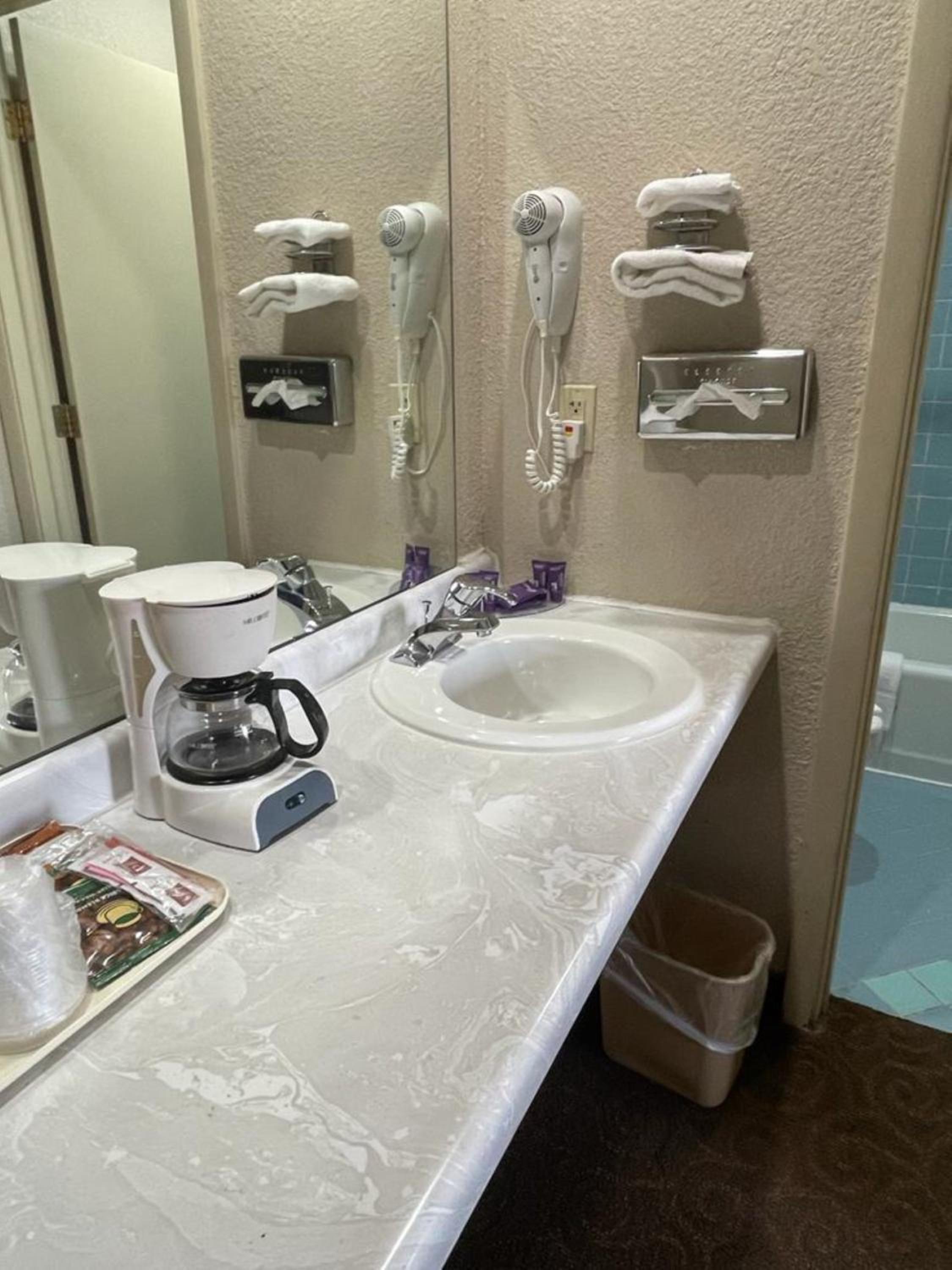 Emporia Vacations - Knights Inn  Suites Emporia - Property Image 10