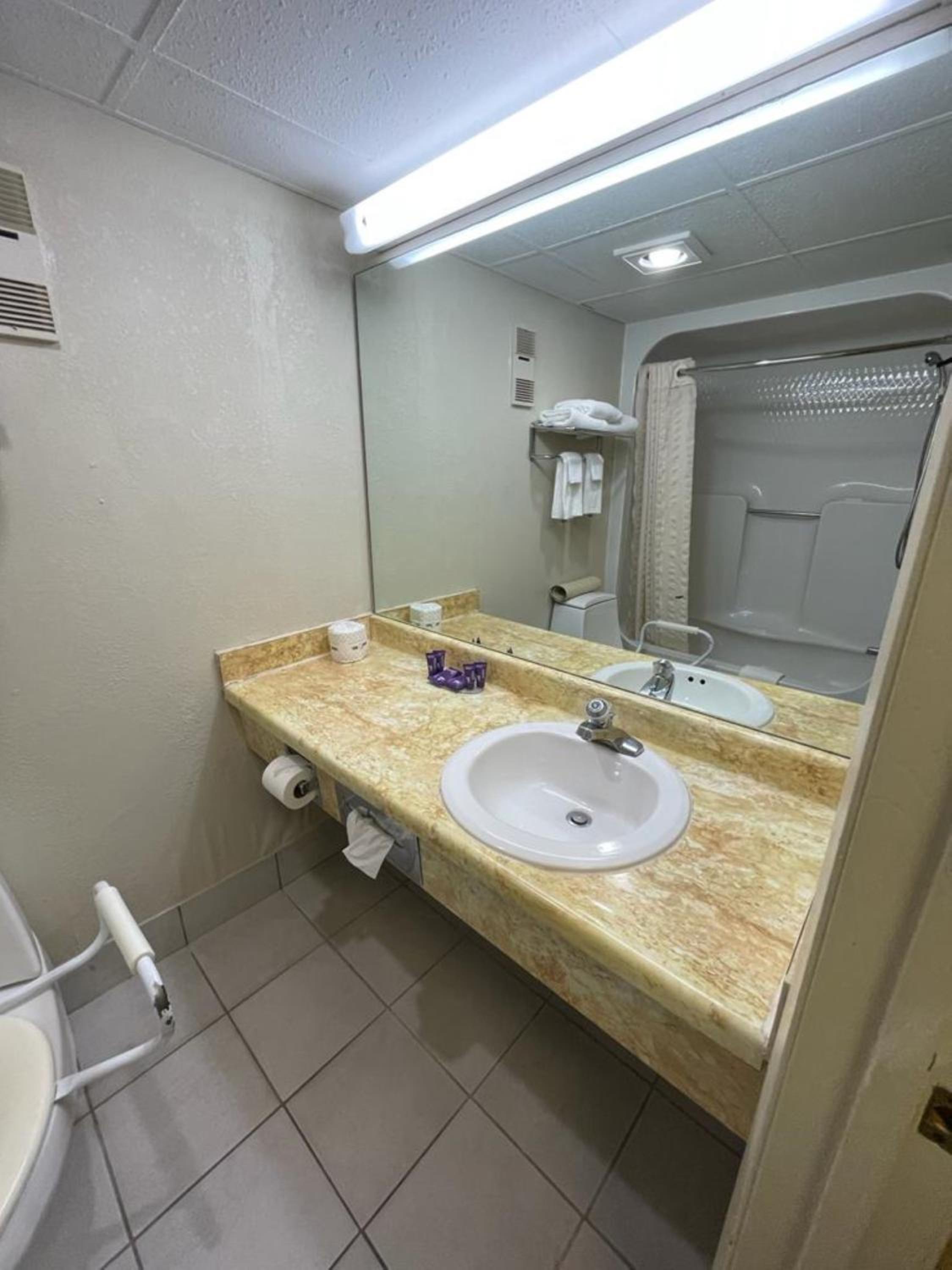 Emporia Vacations - Knights Inn  Suites Emporia - Property Image 98