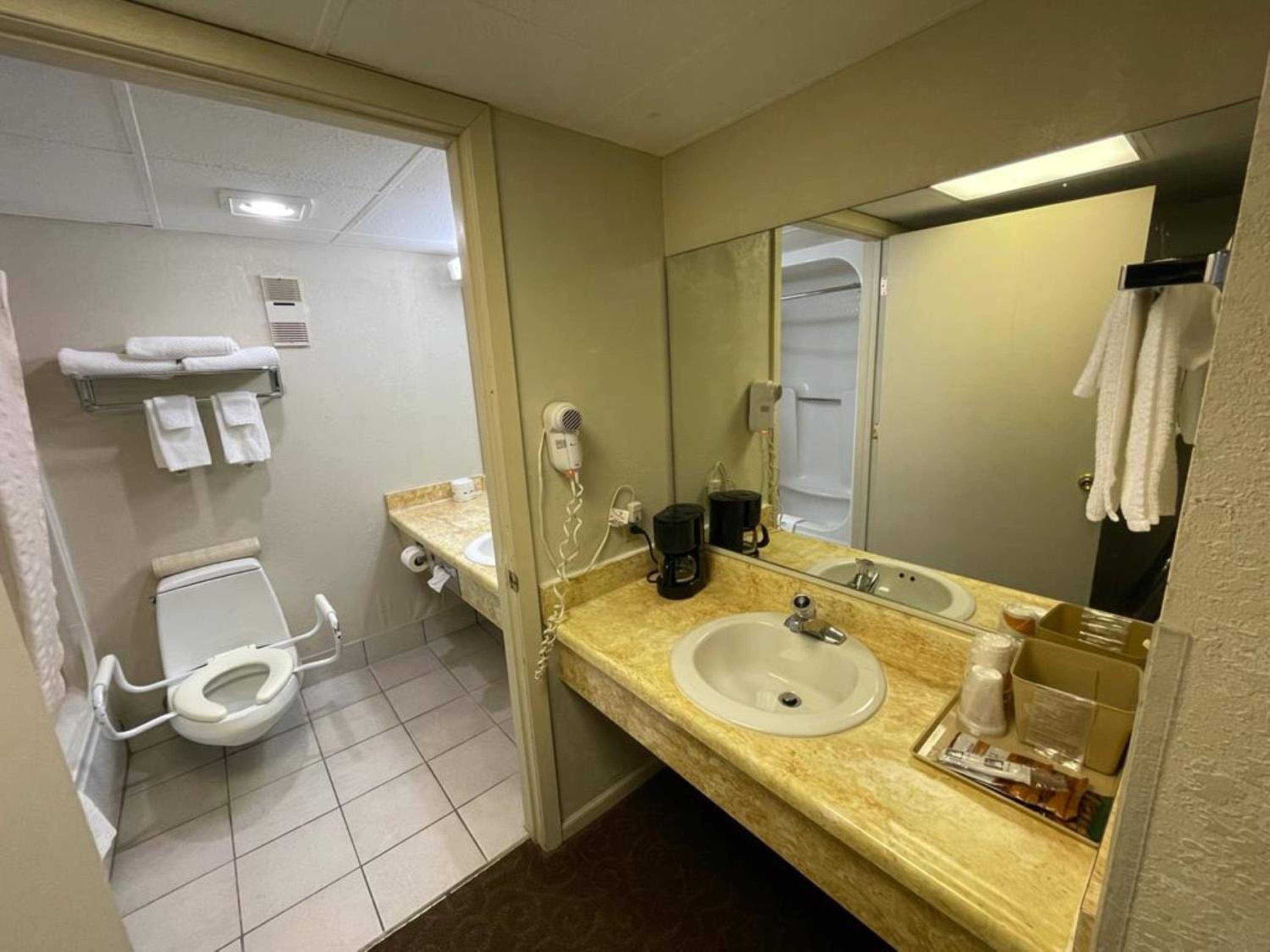 Emporia Vacations - Knights Inn  Suites Emporia - Property Image 23