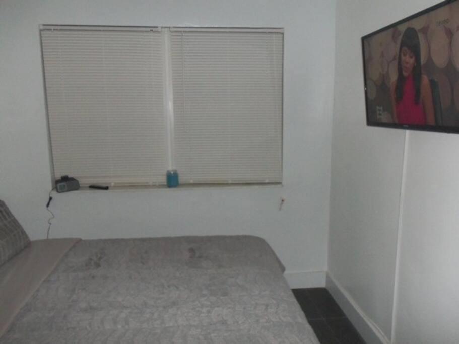Super Sale South Beach 1 B/R 2 blocks to beach view 3