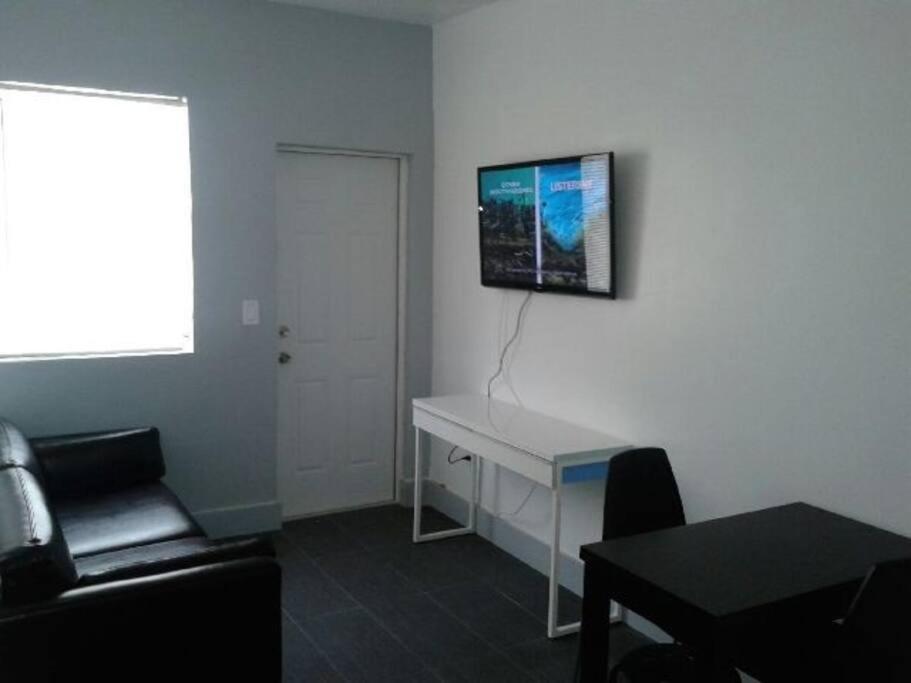 Super Sale South Beach 1 B/R 2 blocks to beach view 4