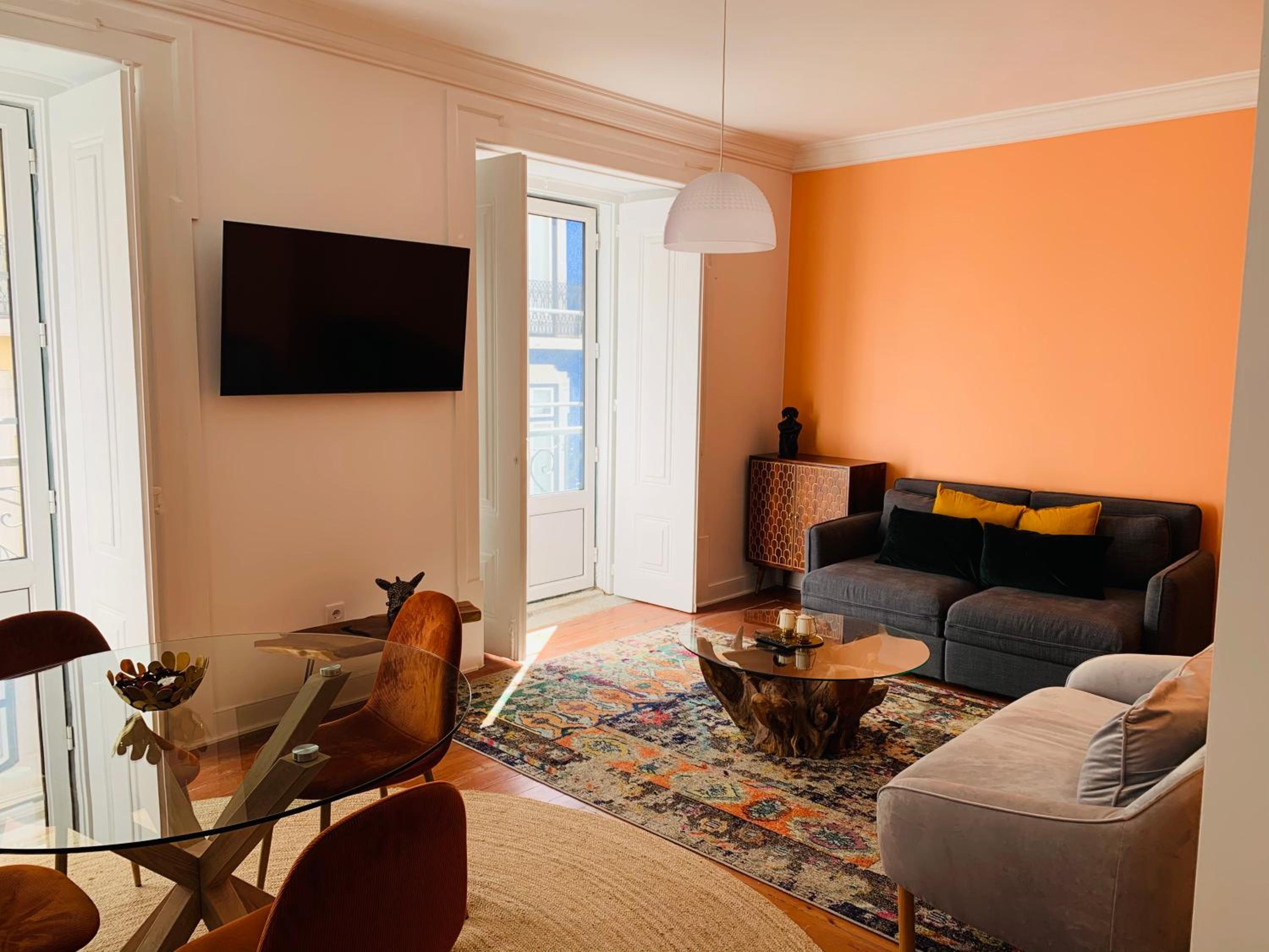 Spacious 1 bedroom apartment with a Parking Spot in Chiado view 2