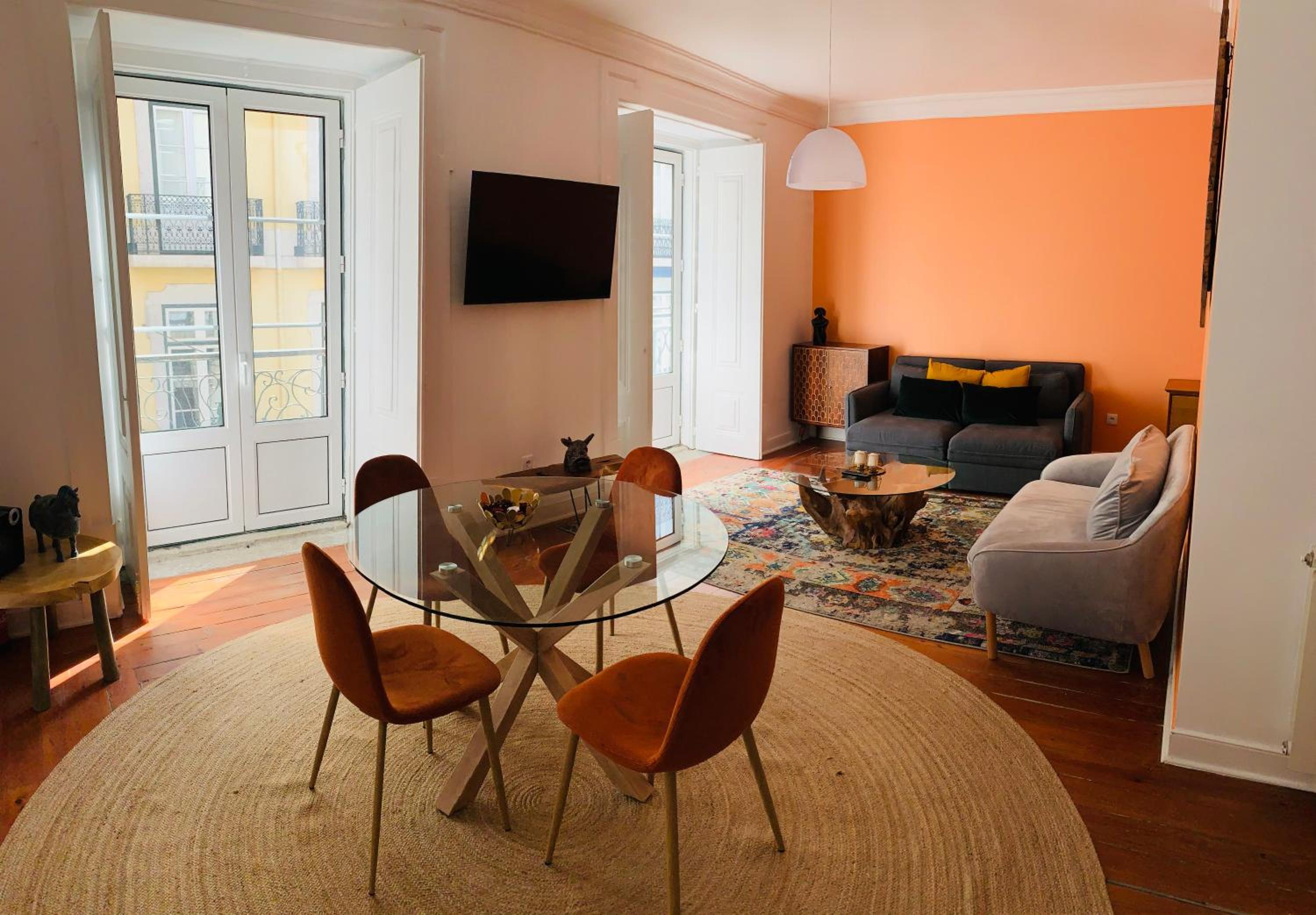 Spacious 1 bedroom apartment with a Parking Spot in Chiado view 3