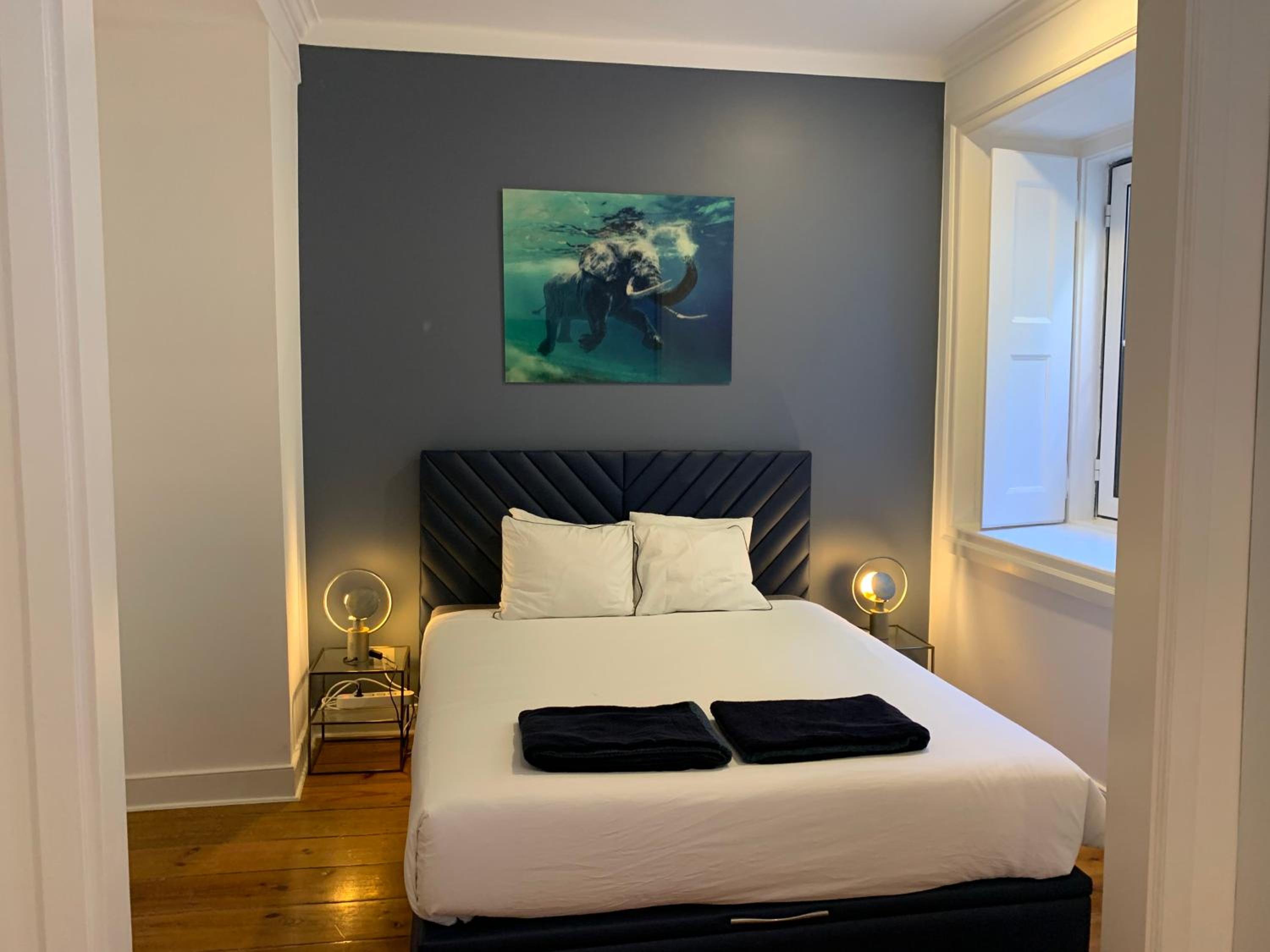 Spacious 1 bedroom apartment with a Parking Spot in Chiado view 5