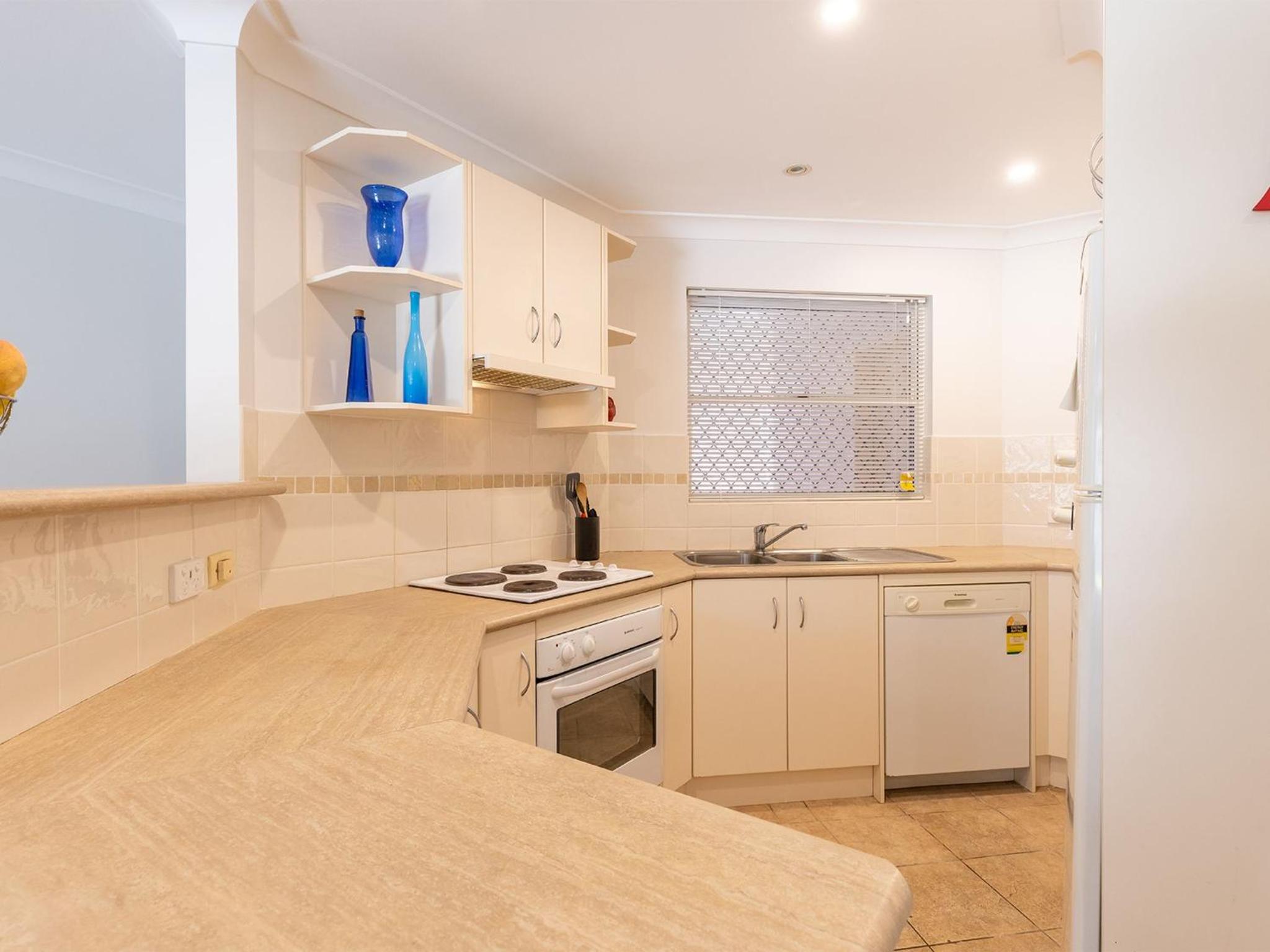 Kristie Court 2, 7 Weatherly Cl close to the beach with WiFi