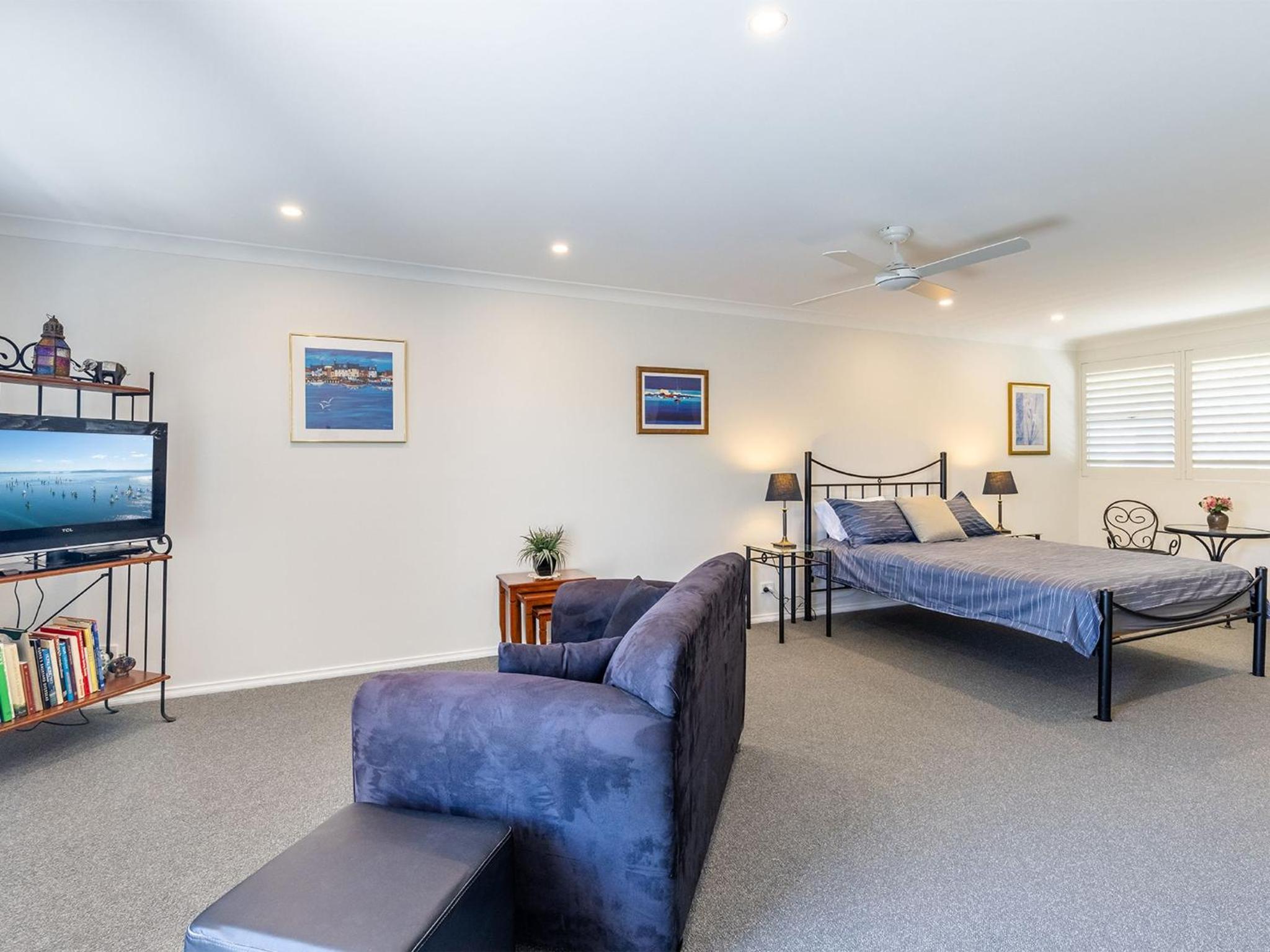 Kristie Court 2, 7 Weatherly Cl close to the beach with WiFi