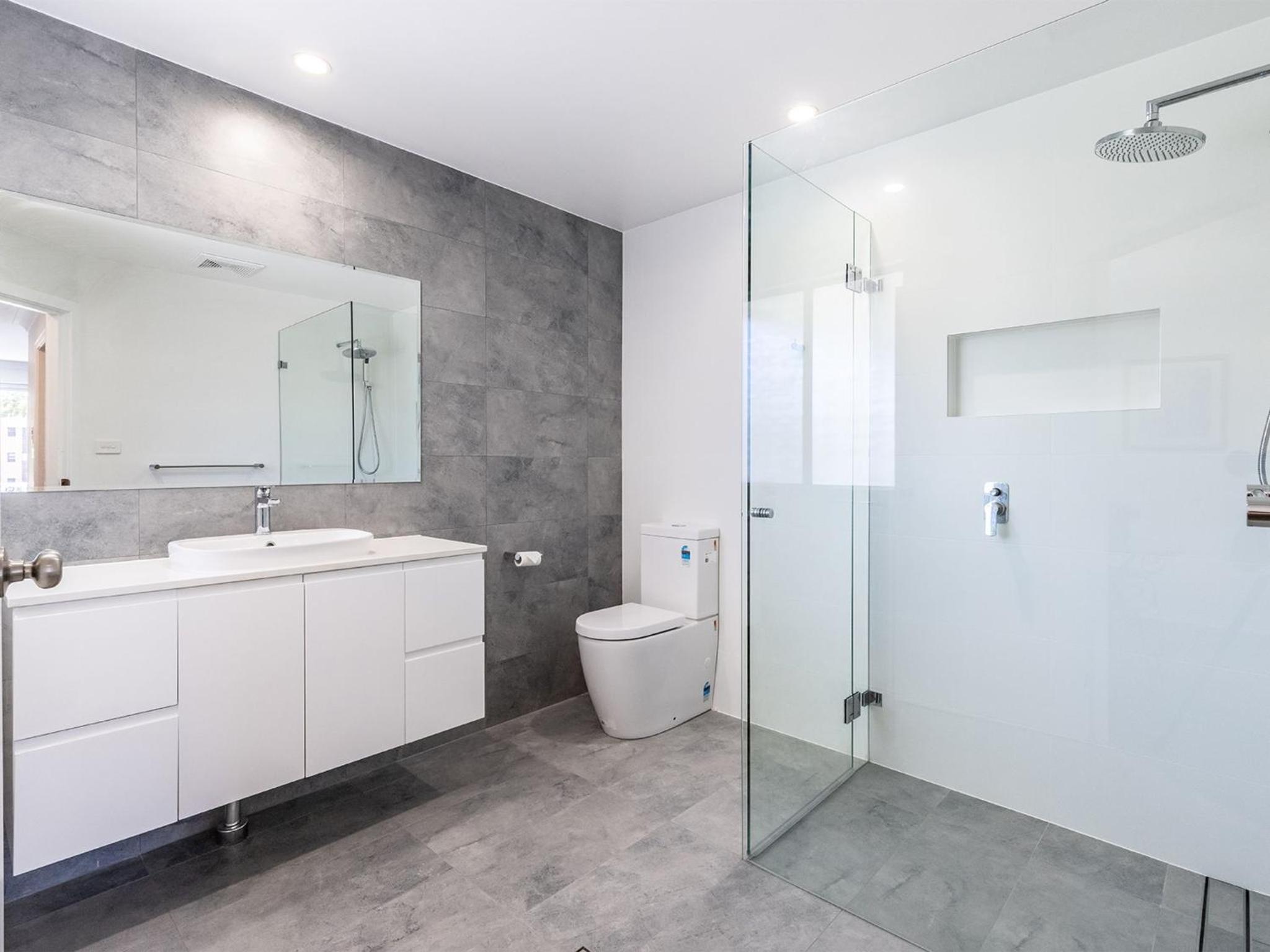 Kristie Court 2, 7 Weatherly Cl close to the beach with WiFi