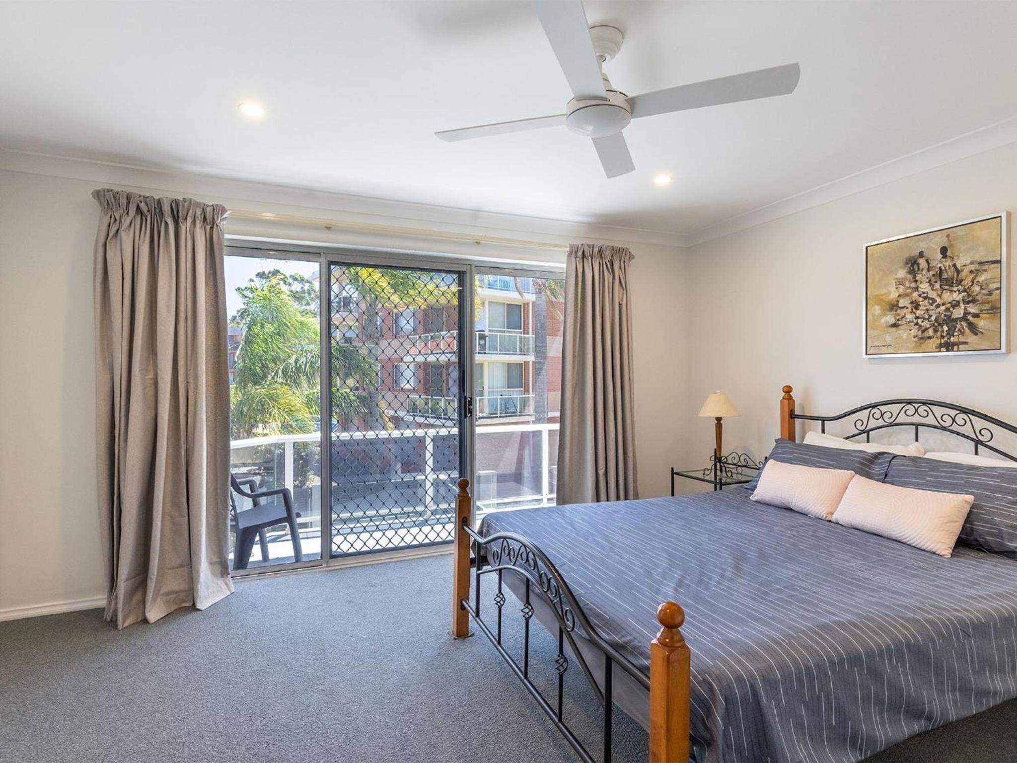 Kristie Court 2, 7 Weatherly Cl close to the beach with WiFi